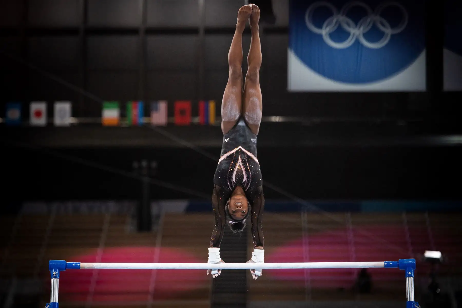 La gimnasta estadounidense Simone Biles practica la barra asimétrica durante una sesión de entrenamiento en el Centro de Gimnasia Ariake en Tokio el 22 de julio de 2021, en vísperas del inicio de los Juegos Olímpicos de Tokio 2020. Foto: AFP