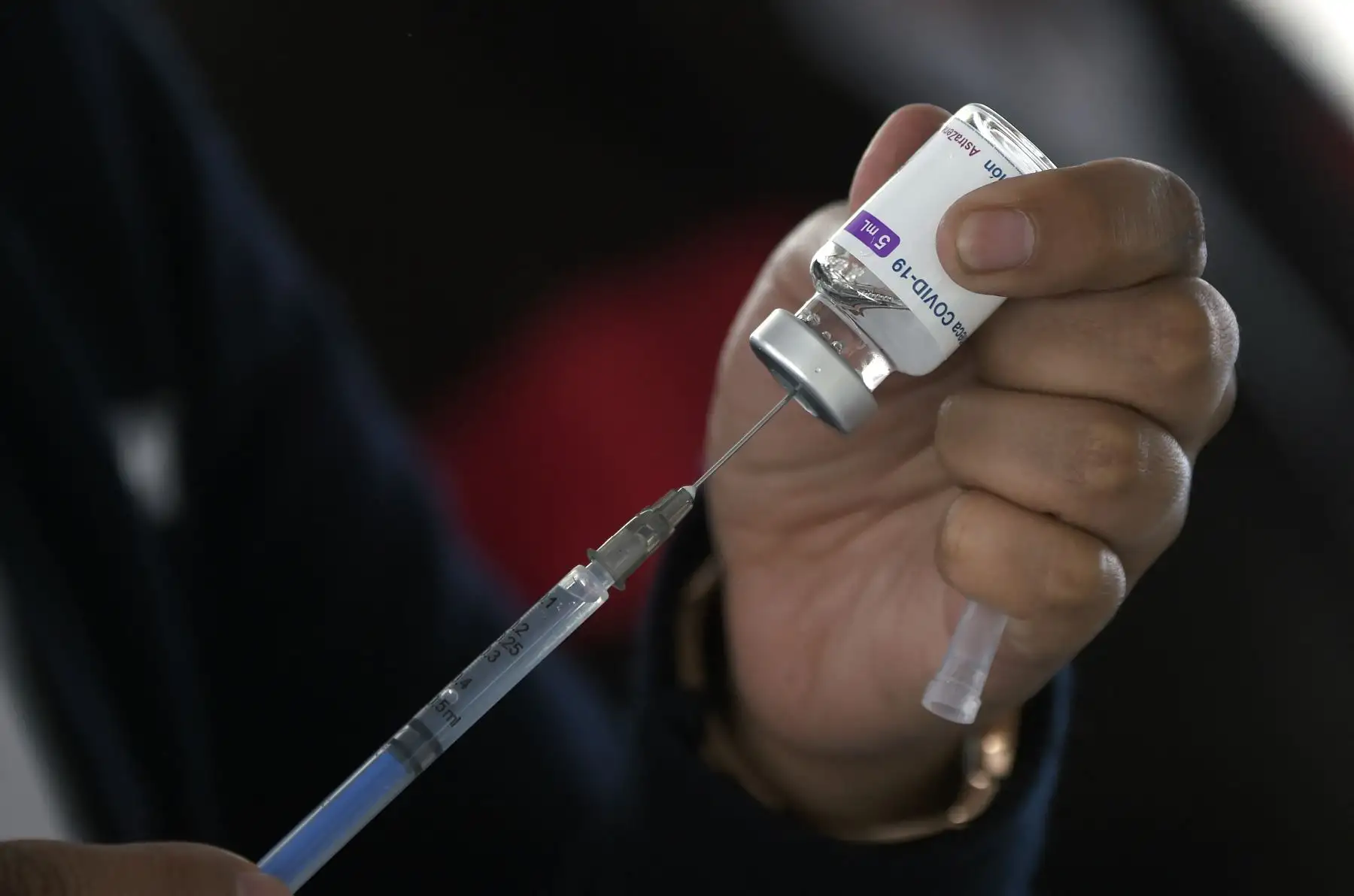 Infectóloga Lely Solari, del Instituto Nacional de Salud, responde tus dudas sobre qué hacer si pasaron los 21 días de tu primera dosis. Foto: AFP