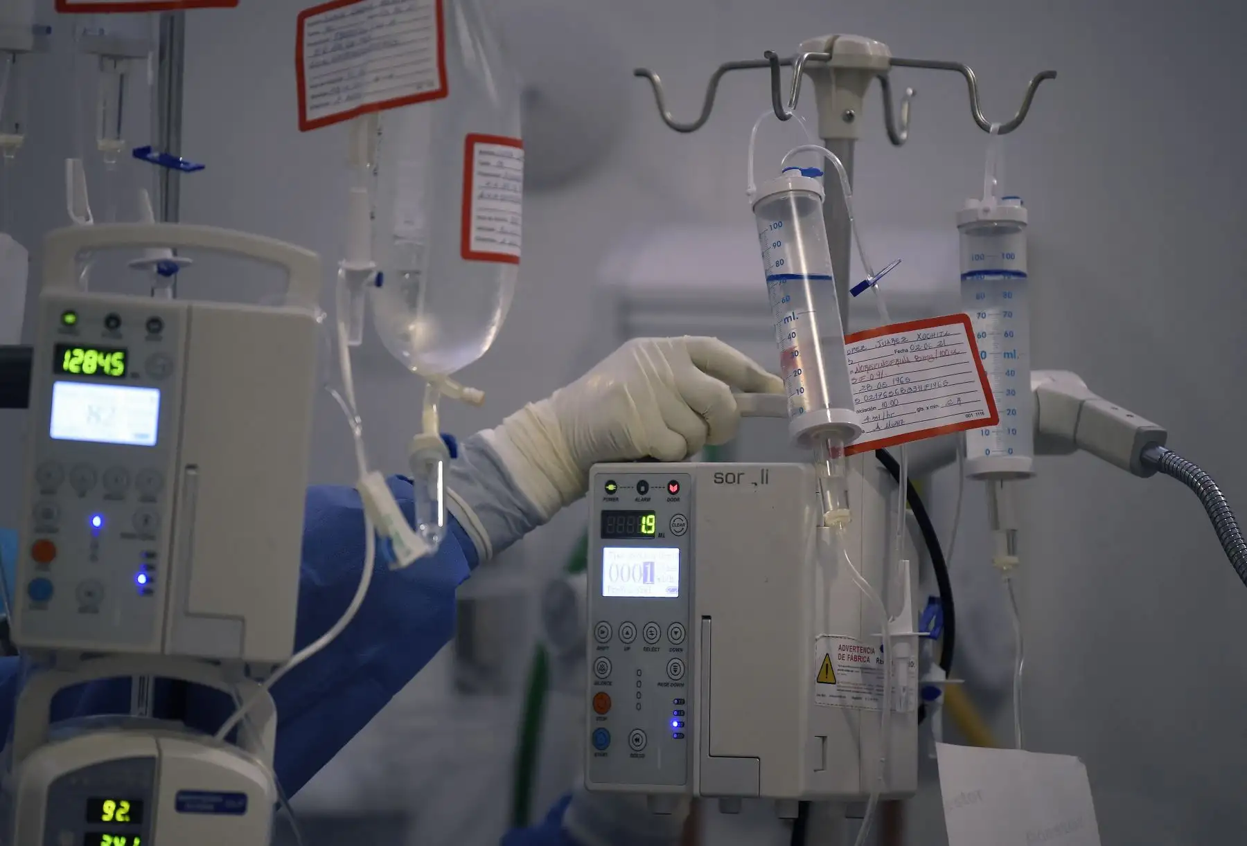 Trabajadores de la salud atienden a pacientes con Covid-19 en el hospital del Instituto Mexicano del Seguro Social (IMSS) en la Ciudad de México. 7,000 personas que padecen COVID-19 han sido atendidas en el hospital de campaña del hipódromo Hermanos Rodríguez desde que fue creado hace un año. Foto: AFP