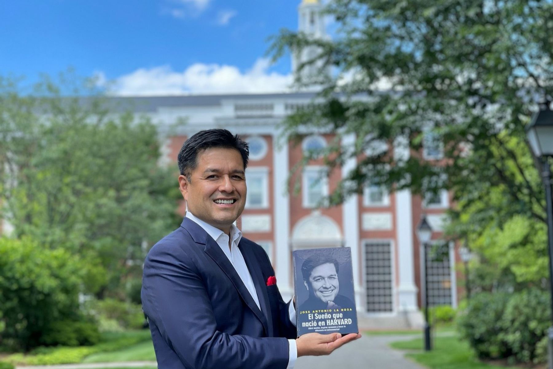 Peruano logra hazaña al presentar su libro en Campus de la Escuela de Negocio de Harvard . Foto: Difusión