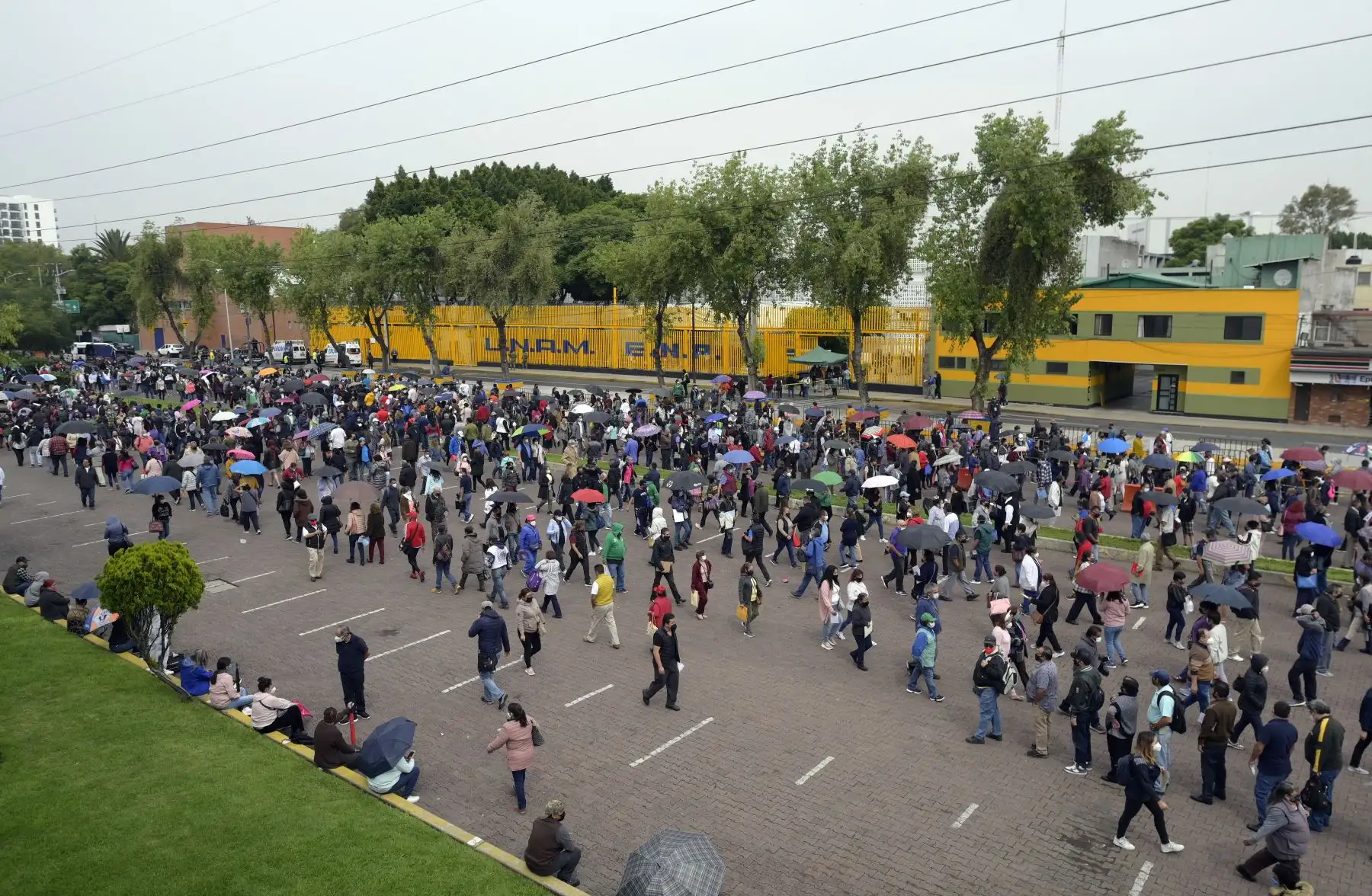 Cientos de personas esperan recibir su primera dosis de la vacuna AstraZeneca / Oxford contra COVID-10 fuera de la Escuela Secundaria No. 9 en la Ciudad de México