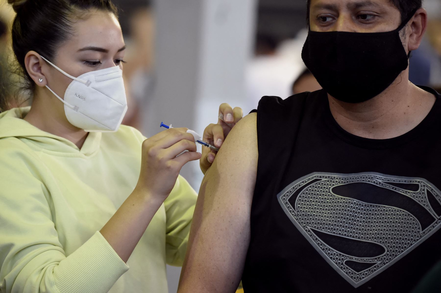 Un hombre recibe su primera dosis de la vacuna AstraZeneca contra Covid-19 en el Palacio de los Deportes de la Ciudad de México. Foto: AFP