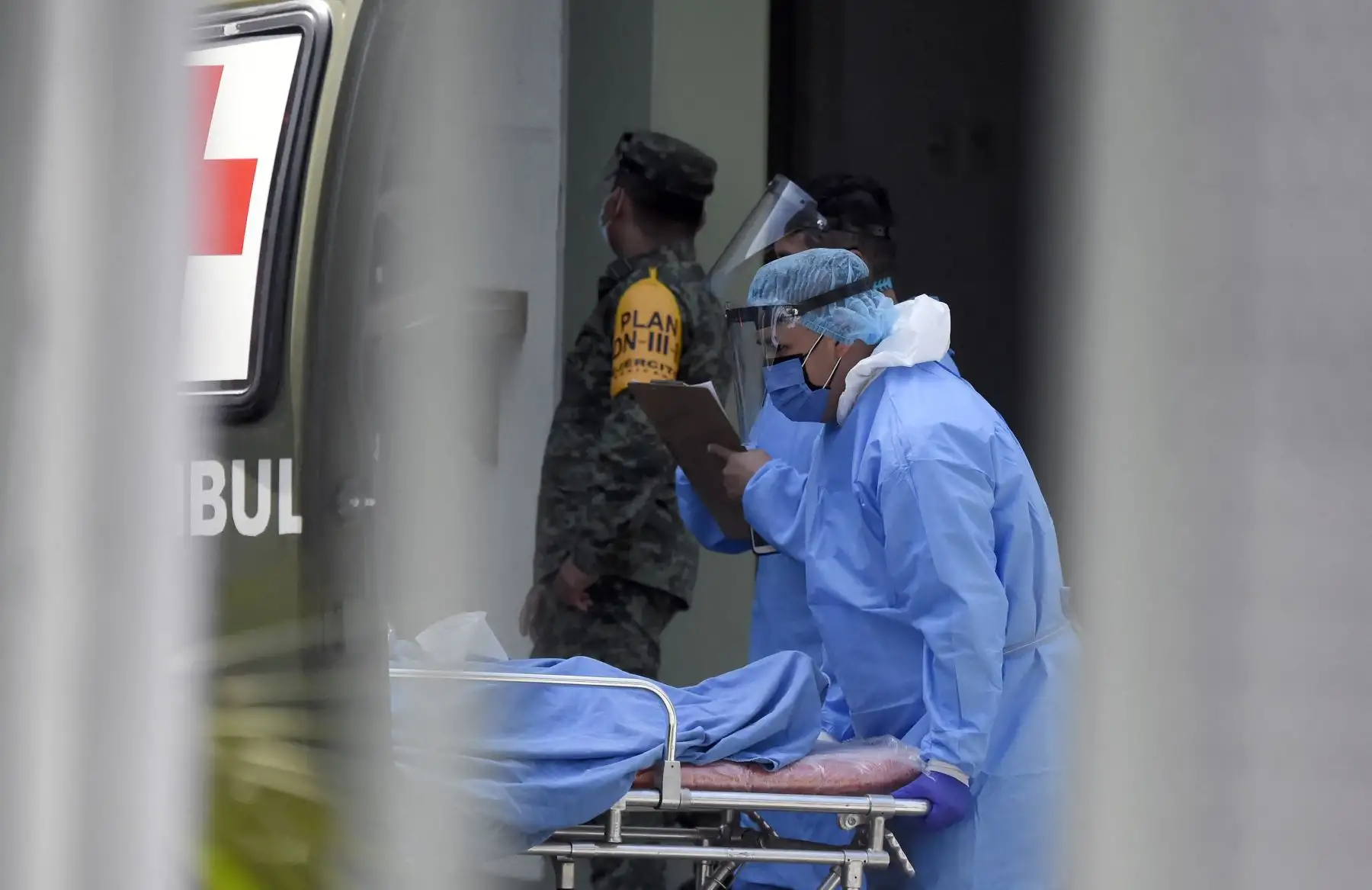 Personal médico de la Secretaría de la Defensa Nacional ingresa a un paciente de Covid-19 en el "Hospital Militar Chivatito" de la Ciudad de México. Foto: AFP