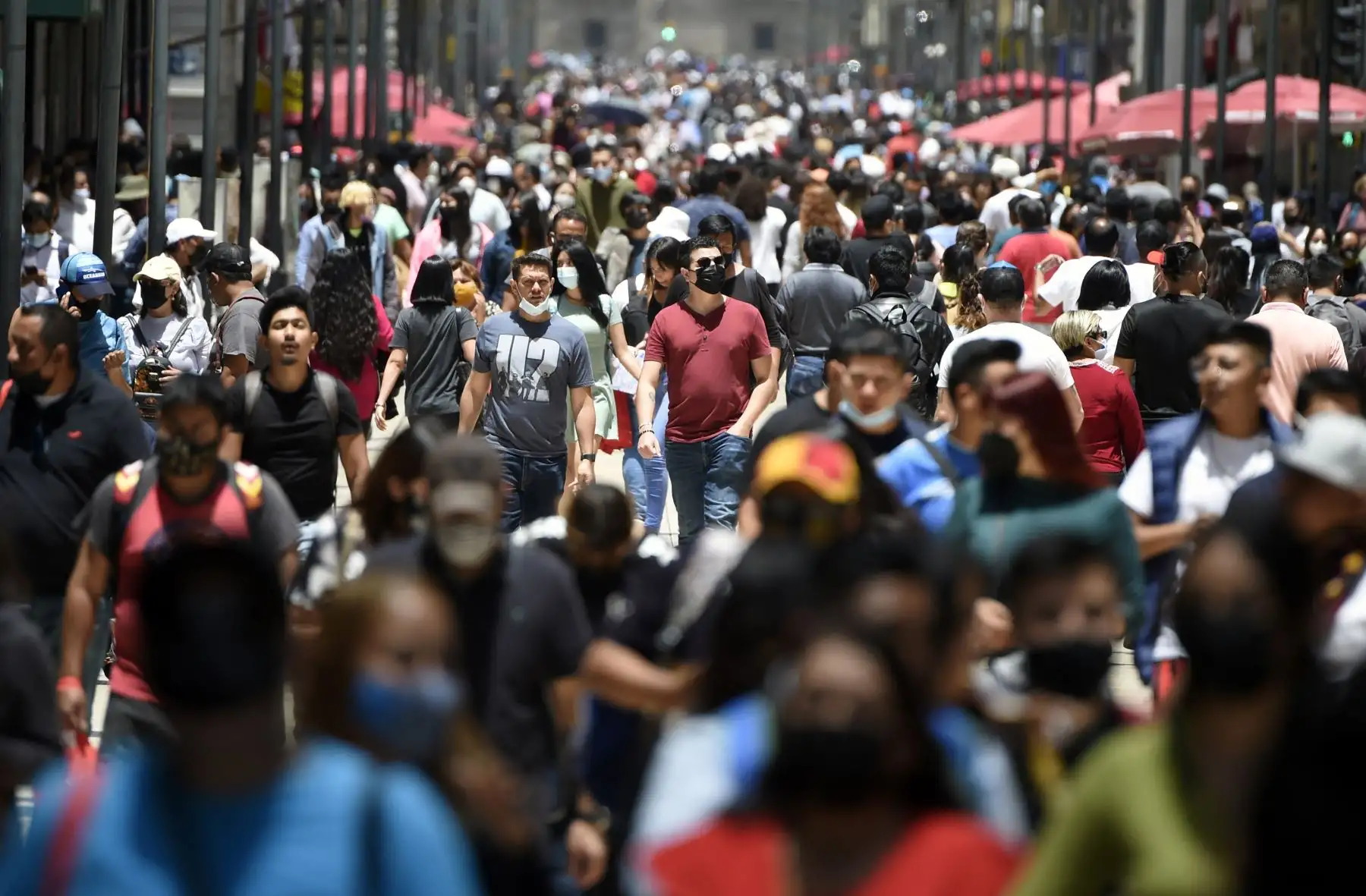 Multitud de personas caminando por las calles de la Ciudad de México en medio de la pandemia de COVID-19. Foto: AFP