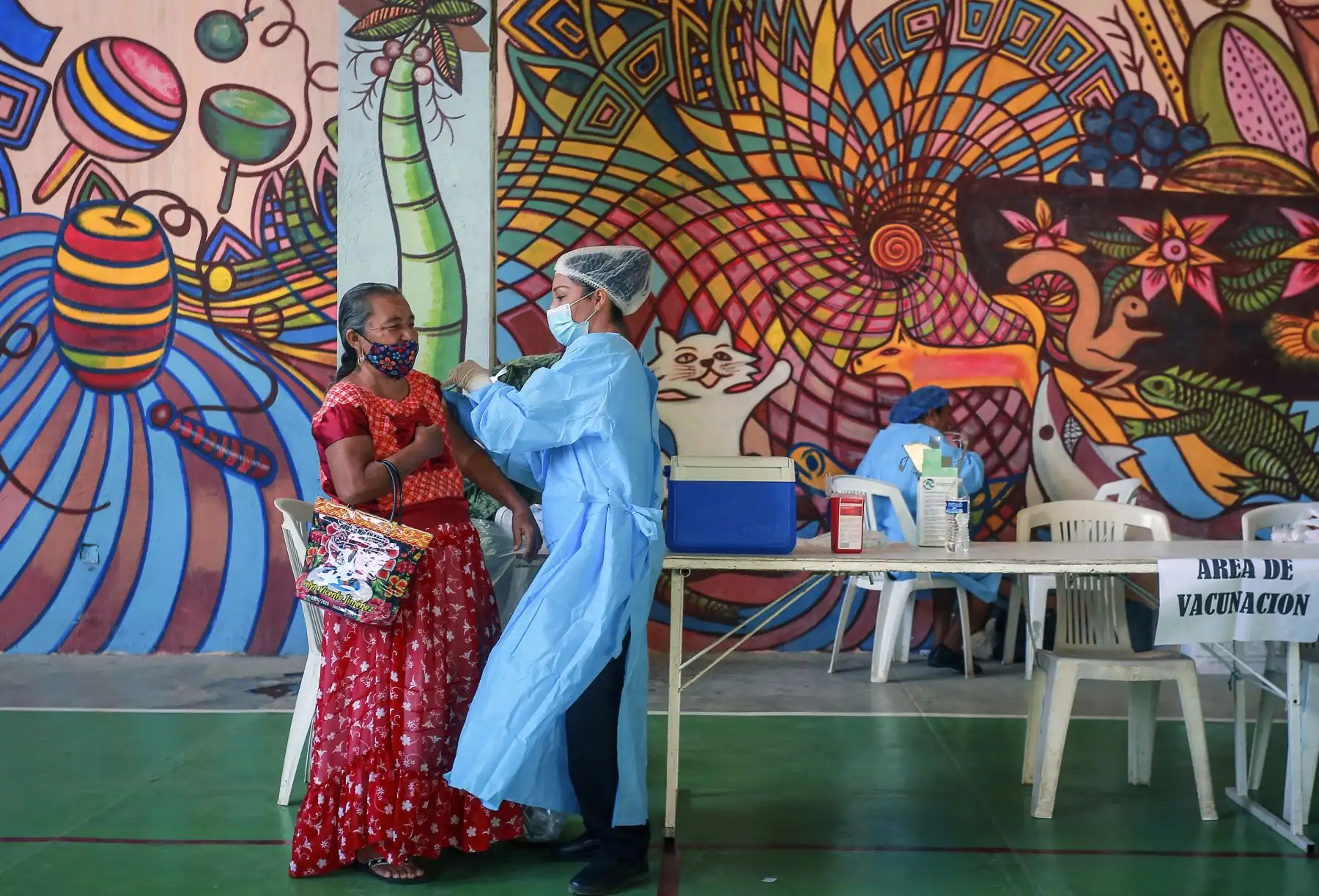 Una mujer de zapoteca del Istmo de Tehuantepec recibe la vacuna contra el Covid-19, en Juchitán de Zaragoza, estado de Oaxaca, México. Foto: AFP