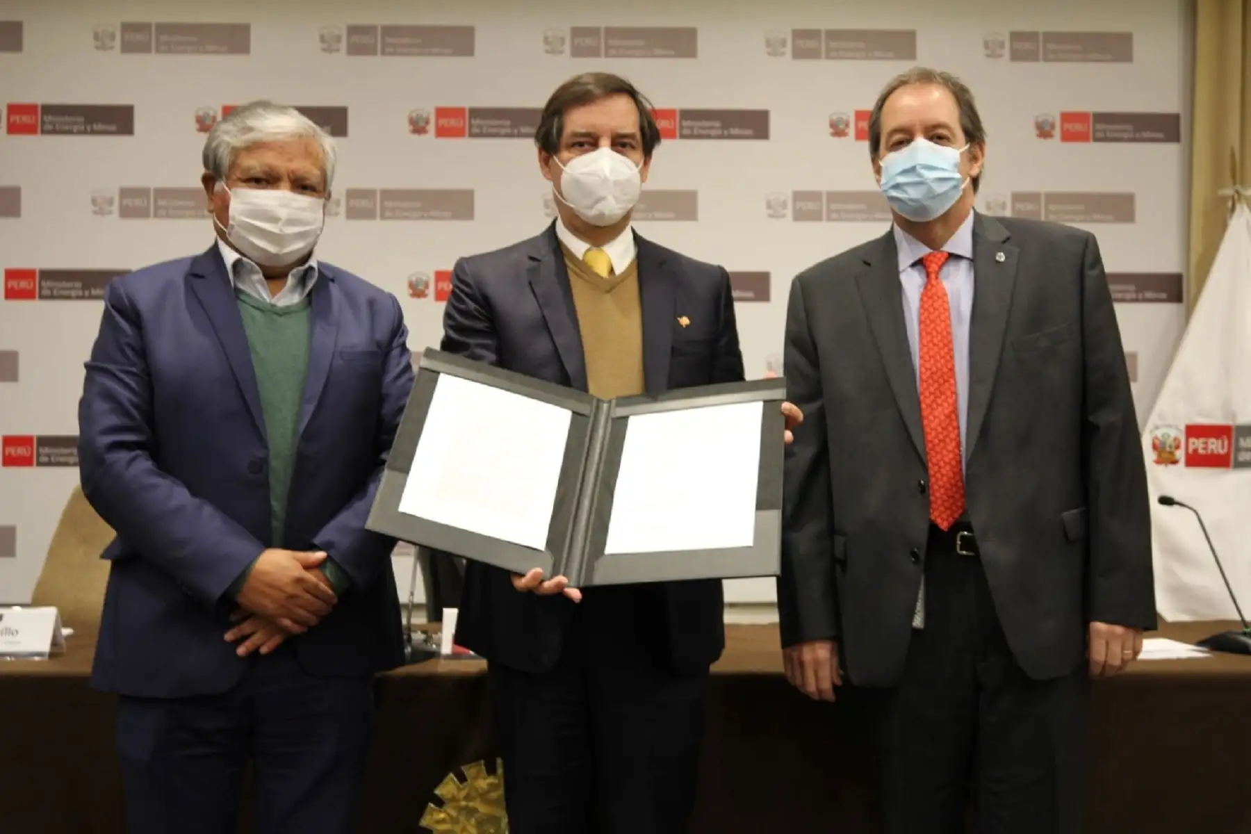 Convenio entre Ministerio de Energía y Minas y Camisea.