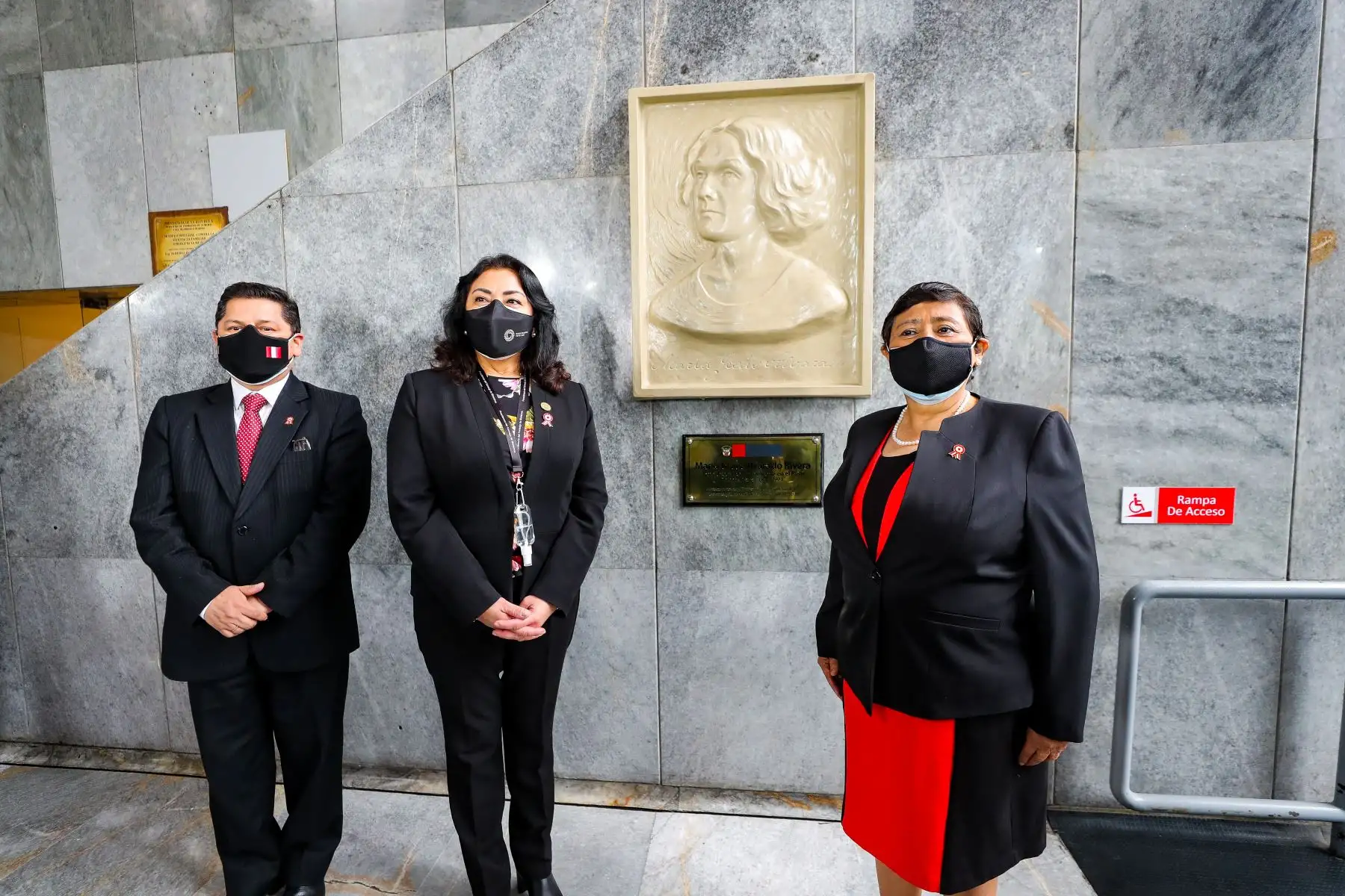 La Presidenta del Consejo de Ministros, Violeta Bermúdez, La Ministra de la Mujer y Poblaciones Vulnerables, Silvia Loli y la vicepresidenta del Comité de Expertas del MESECVI/OEA, participan en la Condecoración Orden Emérito a las Mujeres Anónimas del Bicentenario que contribuyeron en la gesta emancipadora. Foto:ANDINA/PCM