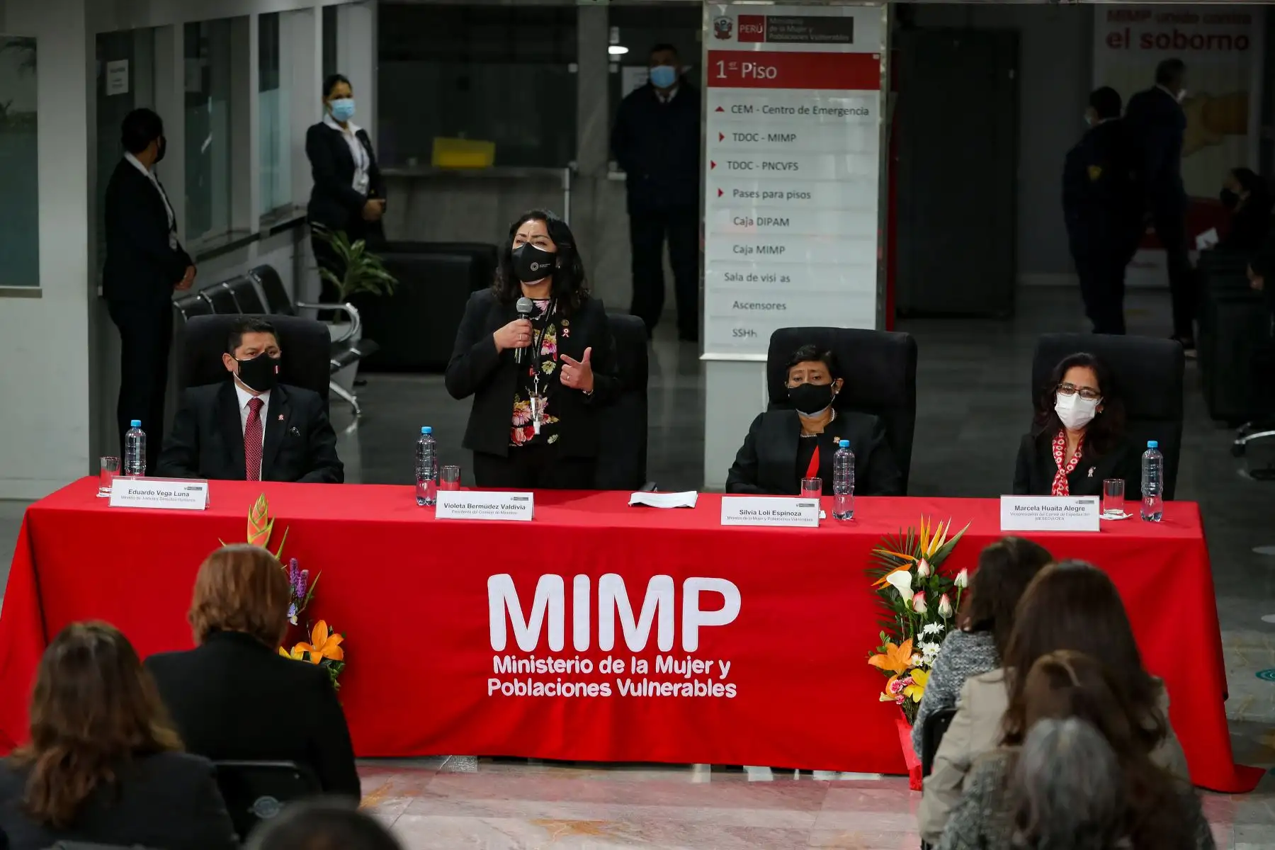 La Presidenta del Consejo de Ministros, Violeta Bermúdez, La Ministra de la Mujer y Poblaciones Vulnerables, Silvia Loli y la vicepresidenta del Comité de Expertas del MESECVI/OEA, participan en la Condecoración Orden Emérito a las Mujeres Anónimas del Bicentenario que contribuyeron en la gesta emancipadora. Foto:ANDINA/PCM