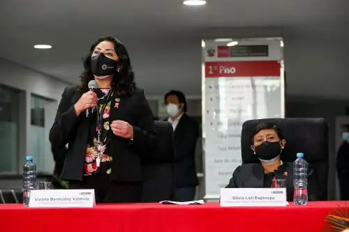 Ministras Violeta Bermúdez y Silvia Loli en la entrega de la condecoración Orden Emérito a las Mujeres del Bicentenario. Foto: ANDINA/Juan Carlos Guzmán.