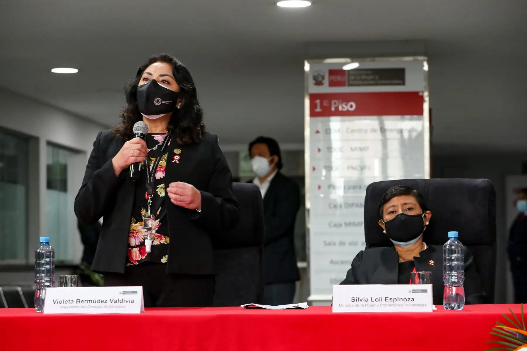 Ministras Violeta Bermúdez y Silvia Loli en la entrega de la condecoración Orden Emérito a las Mujeres del Bicentenario. Foto: ANDINA/Juan Carlos Guzmán.