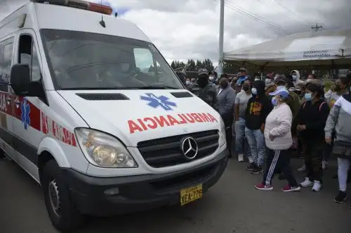 Los alrededores de las cárceles permanecían fuertemente resguardados por policías y militares, en tanto que familiares de reos se acercaban en busca de información. Foto: AFP.