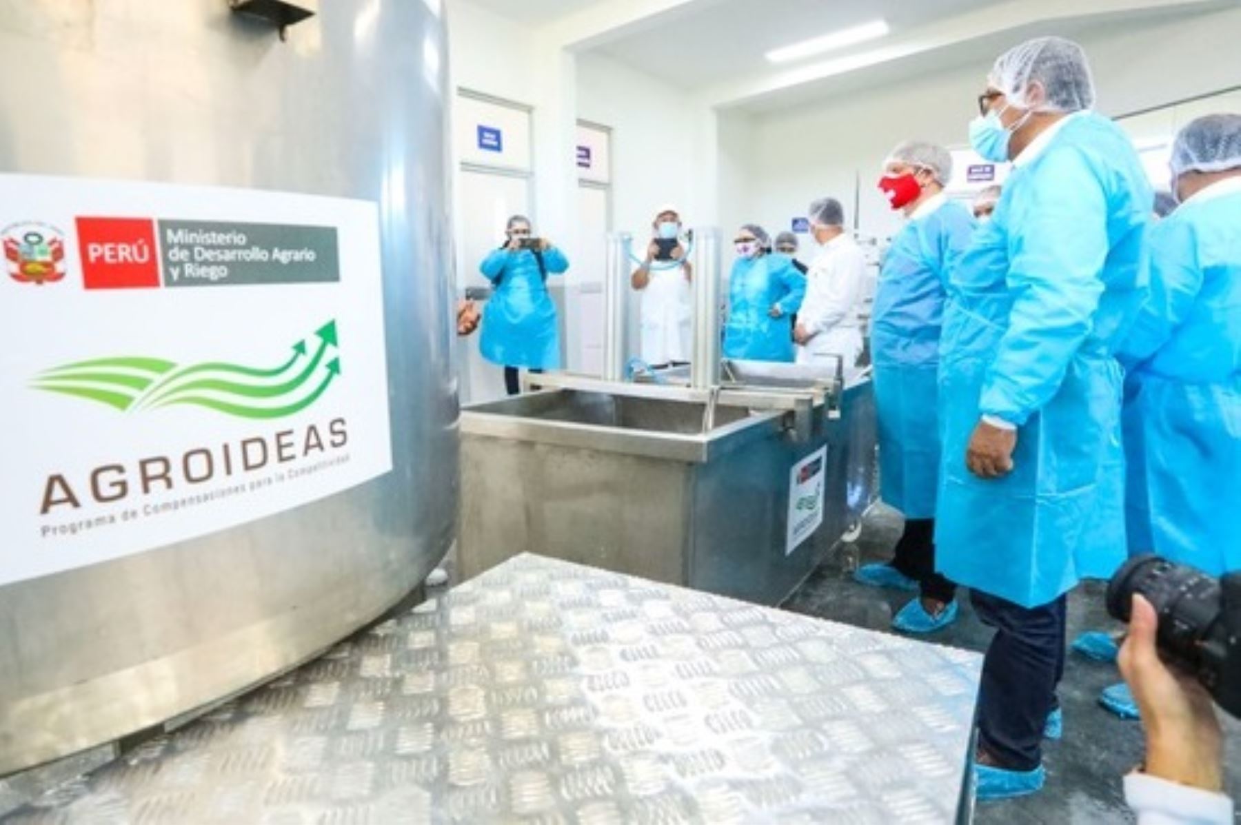 Ministro de Desarrollo Agrario y Riego, Federico Tenorio, visita planta de lácteos de pequeños productores agropecuarios Perla del Paraíso en Otuzco. La Libertad. Foto: cortesía.