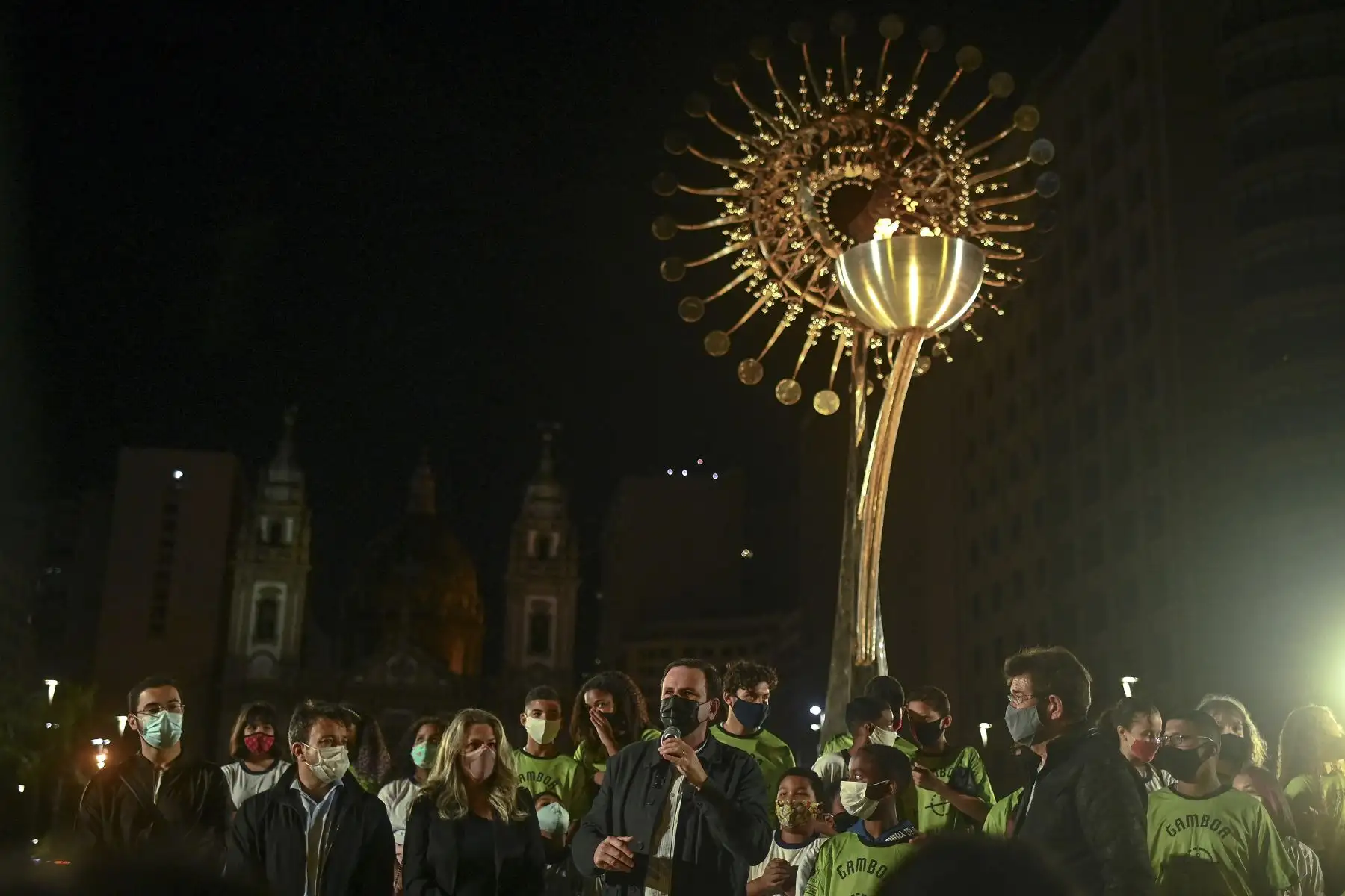 El alcalde de Río de Janeiro, Eduardo Paes, dirige unas palabras durante una ceremonia en la que se iluminó la réplica de la Pira Olímpica Río 2016, frente a la Iglesia de la Candelaria en Río de Janeiro, Brasil. Foto: AFP