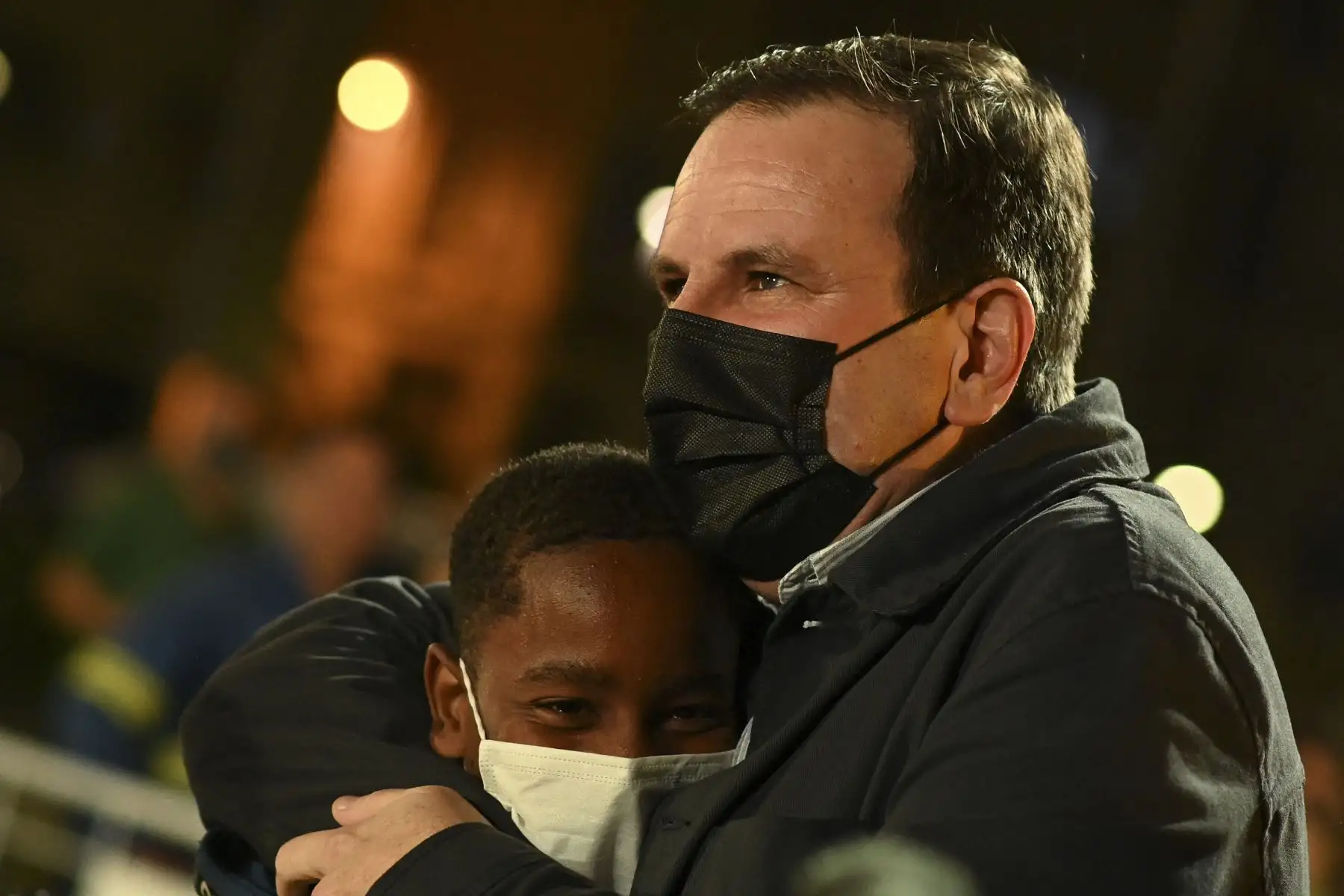 El alcalde de Río de Janeiro, Eduardo Paes, abraza a un niño durante una ceremonia donde se iluminó la réplica de la Pira Olímpica Río 2016, frente a la Iglesia de la Candelaria en Río de Janeiro, Brasil. Foto: AFP
