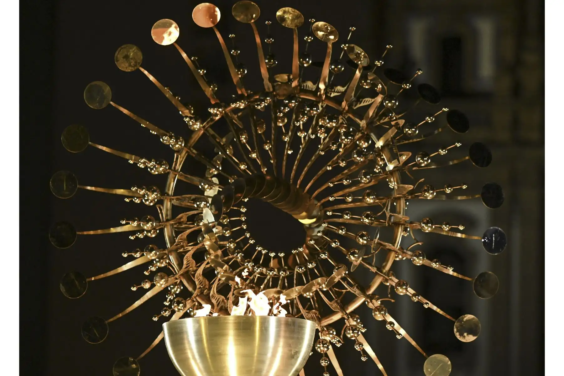 Una réplica de la Pira Olímpica de Río 2016 se ve iluminada durante una ceremonia frente a la Iglesia de la Candelaria en Río de Janeiro, Brasil. Foto: AFP