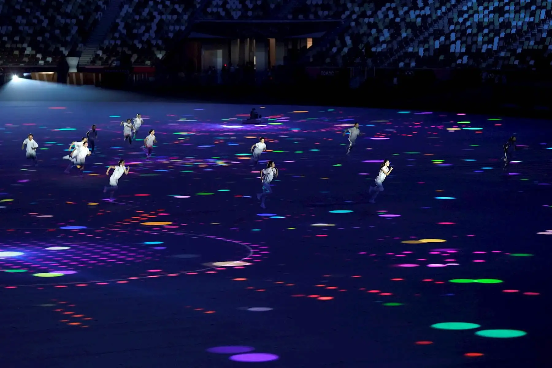 Los artistas ejecutantes bailan durante la Ceremonia de Apertura de los Juegos Olímpicos de Tokio 2020 en el Estadio Olímpico de Tokio, Japón. Foto: EFE