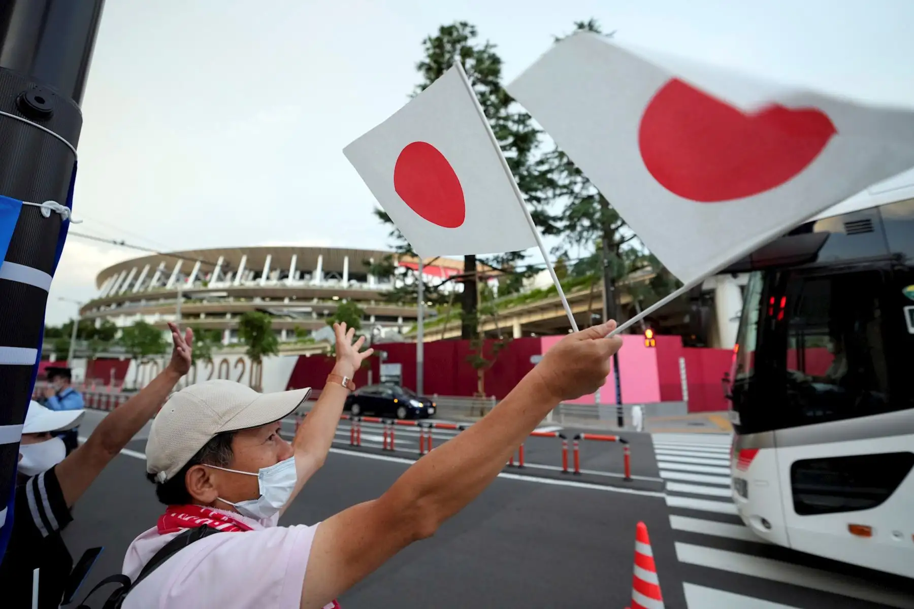 Público llega a la ceremonia de Apertura de los Juegos Olímpicos de Tokio 2020 en el Estadio Olímpico de Tokio, Japón. Foto: EFE