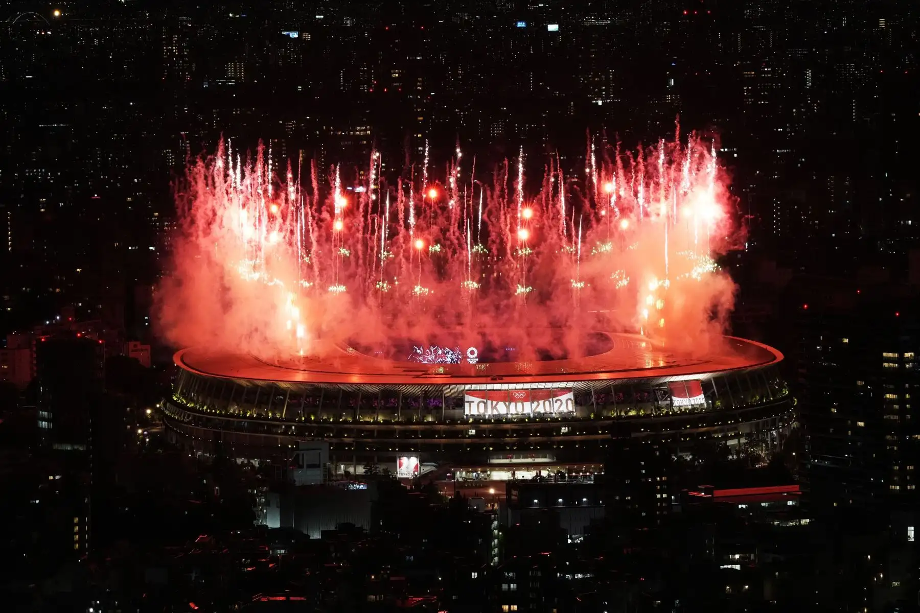 Fuegos artificiales al inicio de la Ceremonia de Apertura de los Juegos Olímpicos de Tokio 2020 en el Estadio Olímpico de Tokio, Japón. Foto: EFE