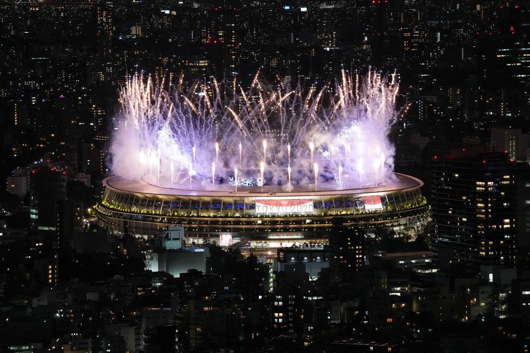 Fuegos artificiales al inicio de la Ceremonia de Apertura de los Juegos Olímpicos de Tokio 2020 en el Estadio Olímpico de Tokio, Japón. Foto: EFE