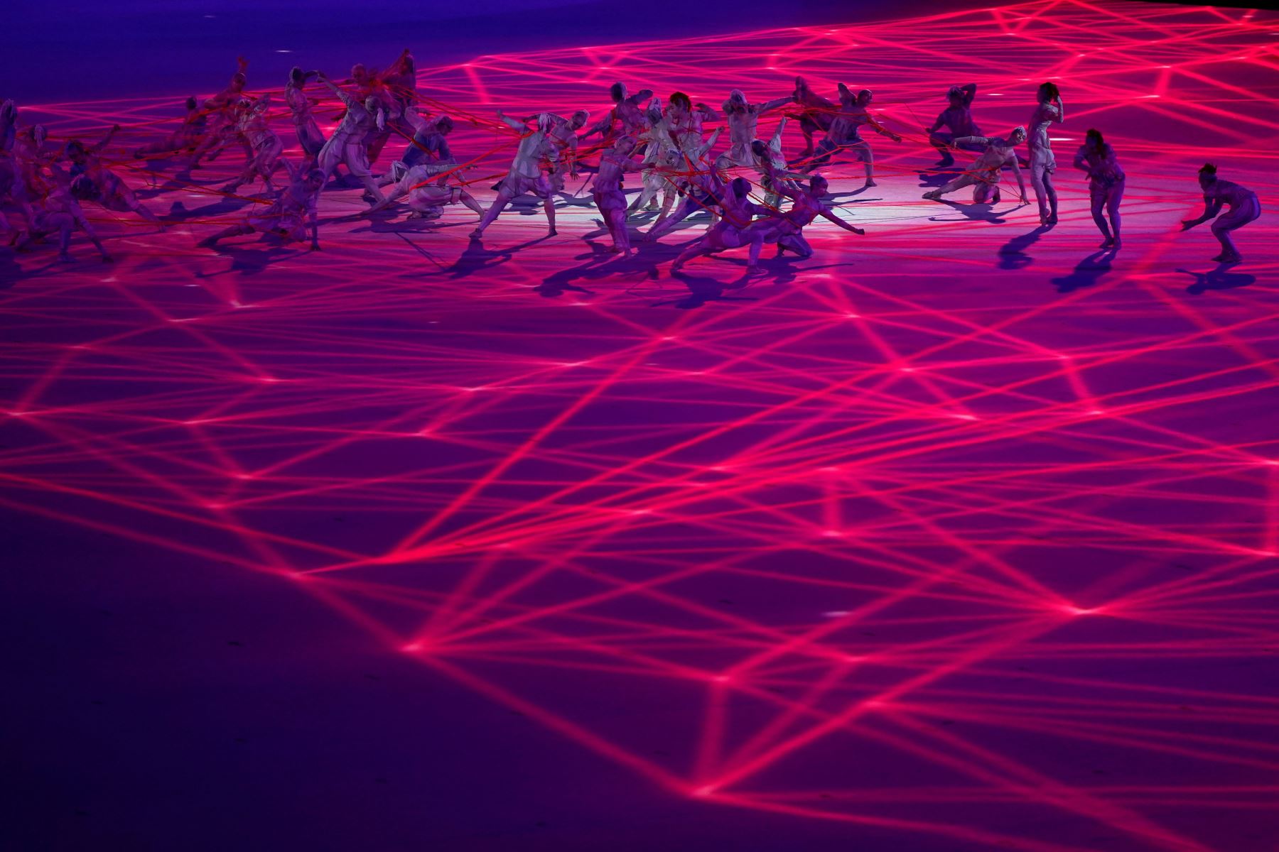 Los artistas ejecutantes bailan durante la Ceremonia de Apertura de los Juegos Olímpicos de Tokio 2020 en el Estadio Olímpico de Tokio, Japón. Foto: EFE
