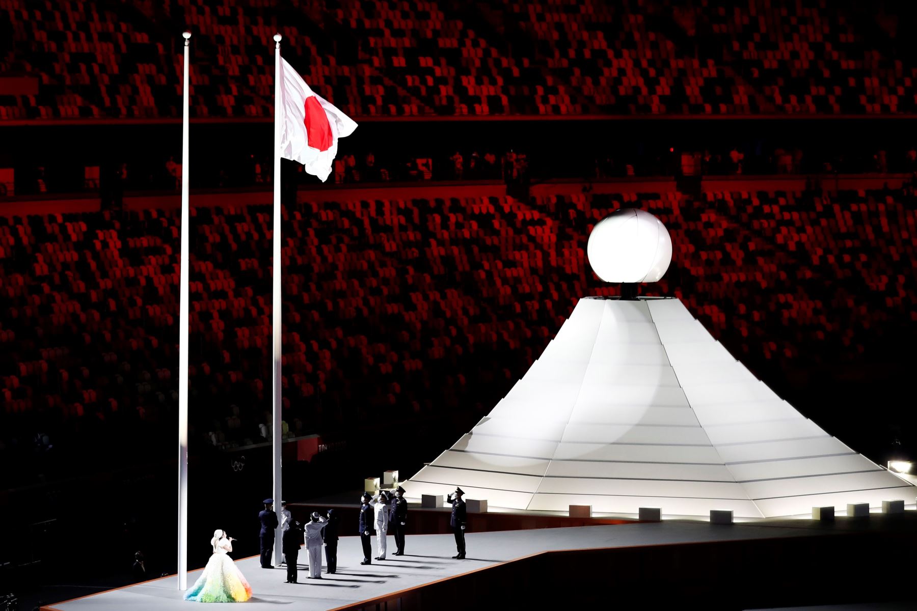 La bandera nacional japonesa se iza durante la ceremonia de apertura de los Juegos Olímpicos de Tokio 2020 en el Estadio Olímpico de Tokio, Japón. Foto: EFE