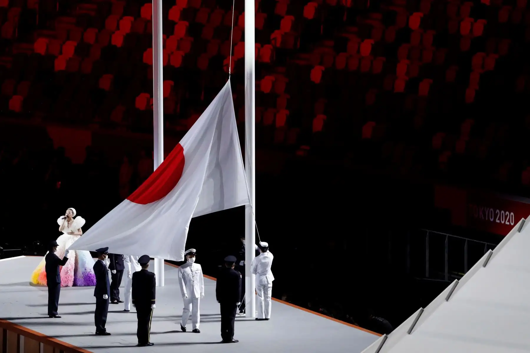 La bandera nacional japonesa se iza durante la ceremonia de apertura de los Juegos Olímpicos de Tokio 2020 en el Estadio Olímpico de Tokio, Japón. Foto: EFE