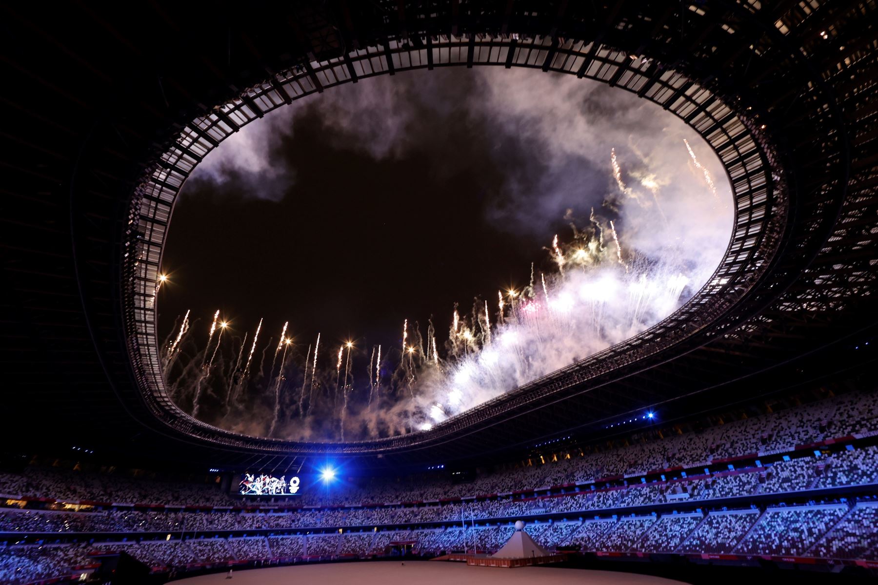 Fuegos artificiales al inicio de la Ceremonia de Apertura de los Juegos Olímpicos de Tokio 2020 en el Estadio Olímpico de Tokio, Japón. Foto: EFE