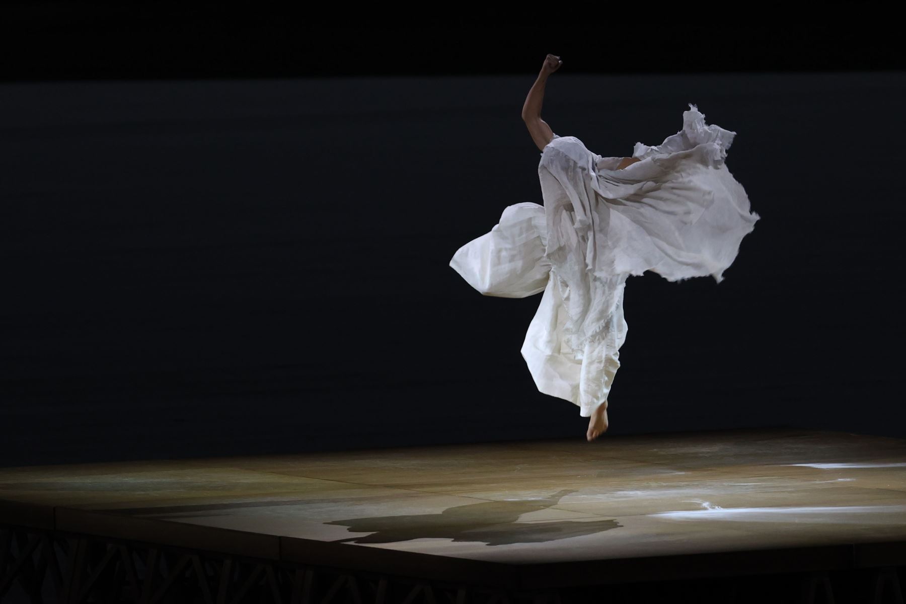 Los artistas ejecutantes bailan durante la Ceremonia de Apertura de los Juegos Olímpicos de Tokio 2020 en el Estadio Olímpico de Tokio, Japón. Foto: EFE