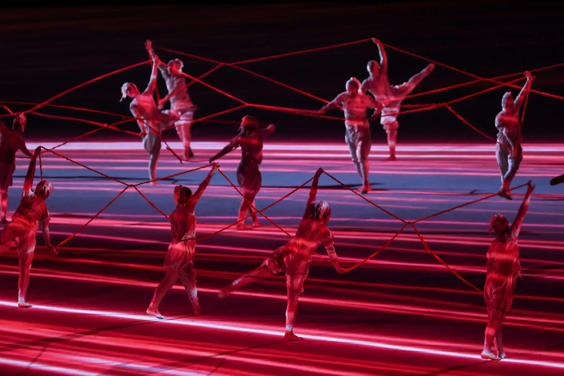 Los artistas ejecutantes bailan durante la Ceremonia de Apertura de los Juegos Olímpicos de Tokio 2020 en el Estadio Olímpico de Tokio, Japón. Foto: EFE