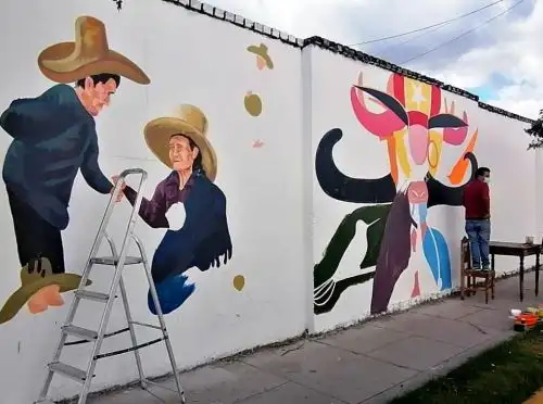 Artistas cajamarquinos pintan murales en hospital Simón Bolívar como parte de las actividades para conmemorar el Bicentenario de la Independencia. Foto: Eduard Lozano