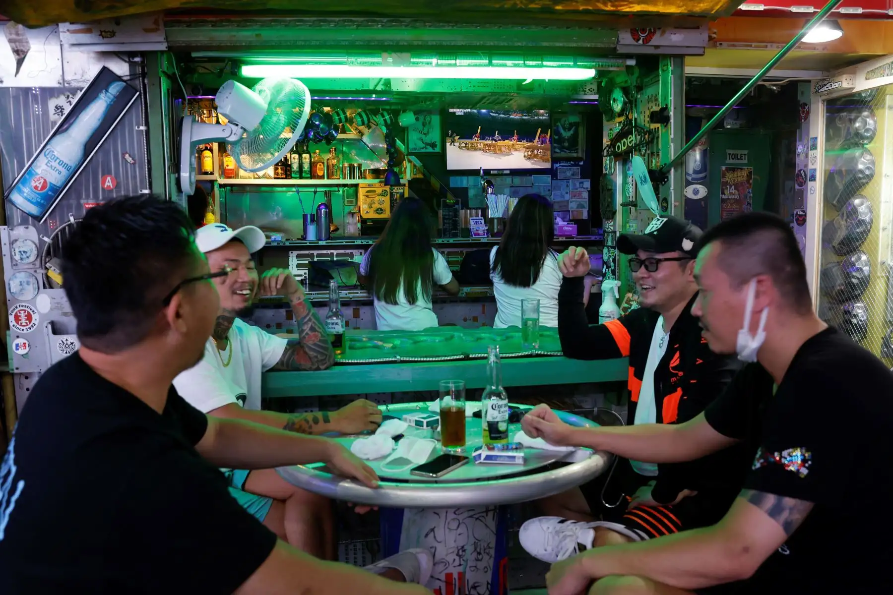 Clientes de un bar siguen por televisión la ceremonia inaugural de los Juegos Olímpicos de Tokio 2020. Foto: EFE