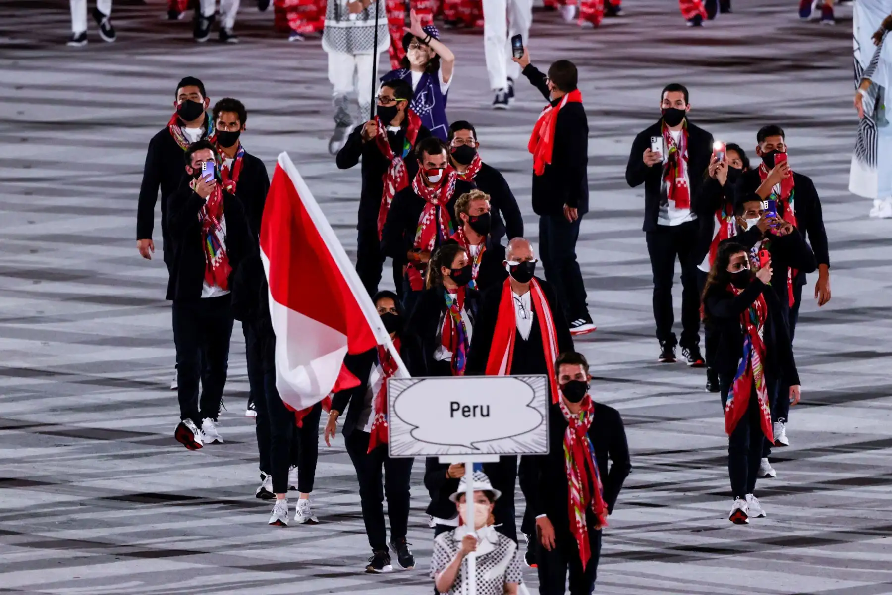 La abanderada peruana Daniella Rosas y Lucca Mesinas encabezan la delegación durante la ceremonia inaugural de los juegos olímpicos de Tokio 2020. Foto: EFE