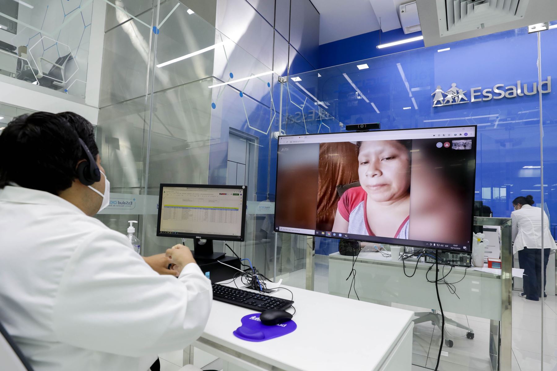 En junio se logró record de teleconsultas registrando casi 160 mil atenciones virtuales en más de 20 especialidades médicas, desde distintas regiones del país.