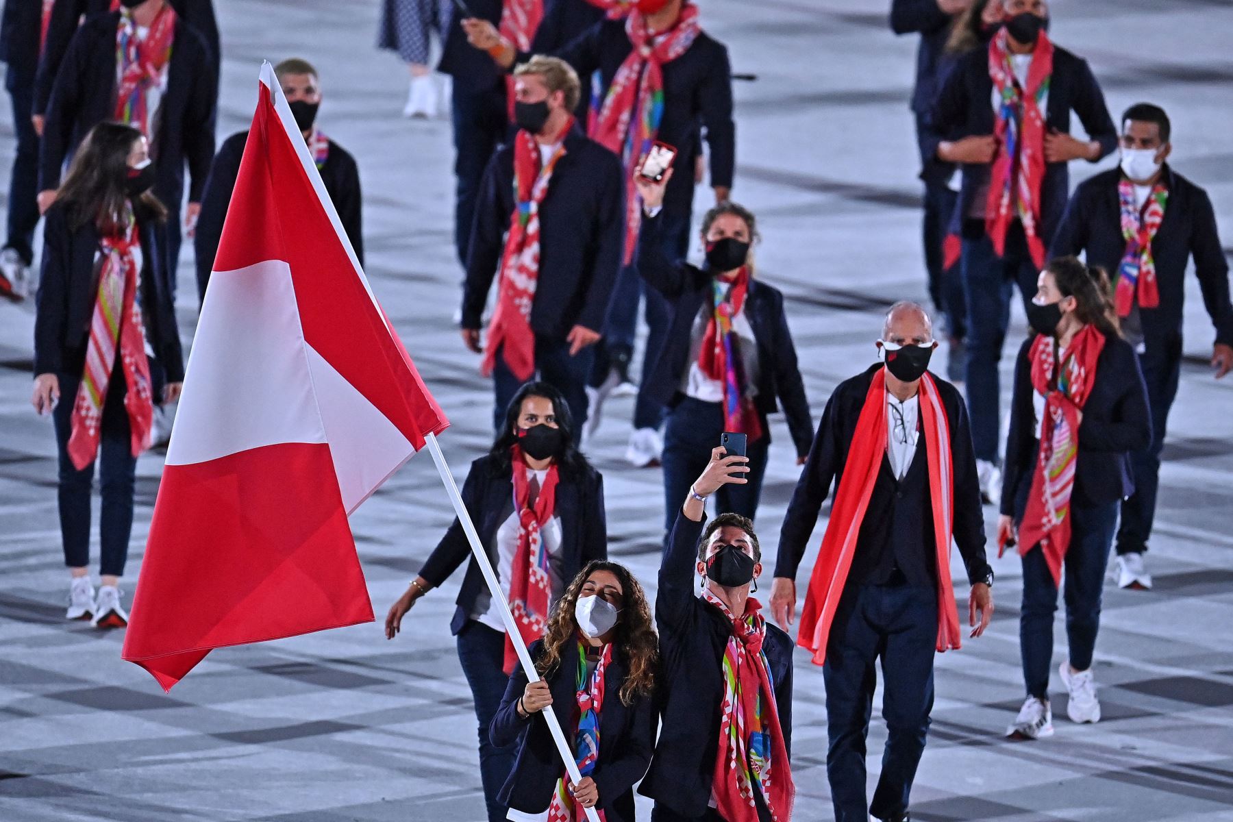 La abanderada peruana Daniella Rosas y Lucca Mesinas encabezan la delegación durante la ceremonia inaugural de los juegos olímpicos de Tokio 2020. Foto: AFP