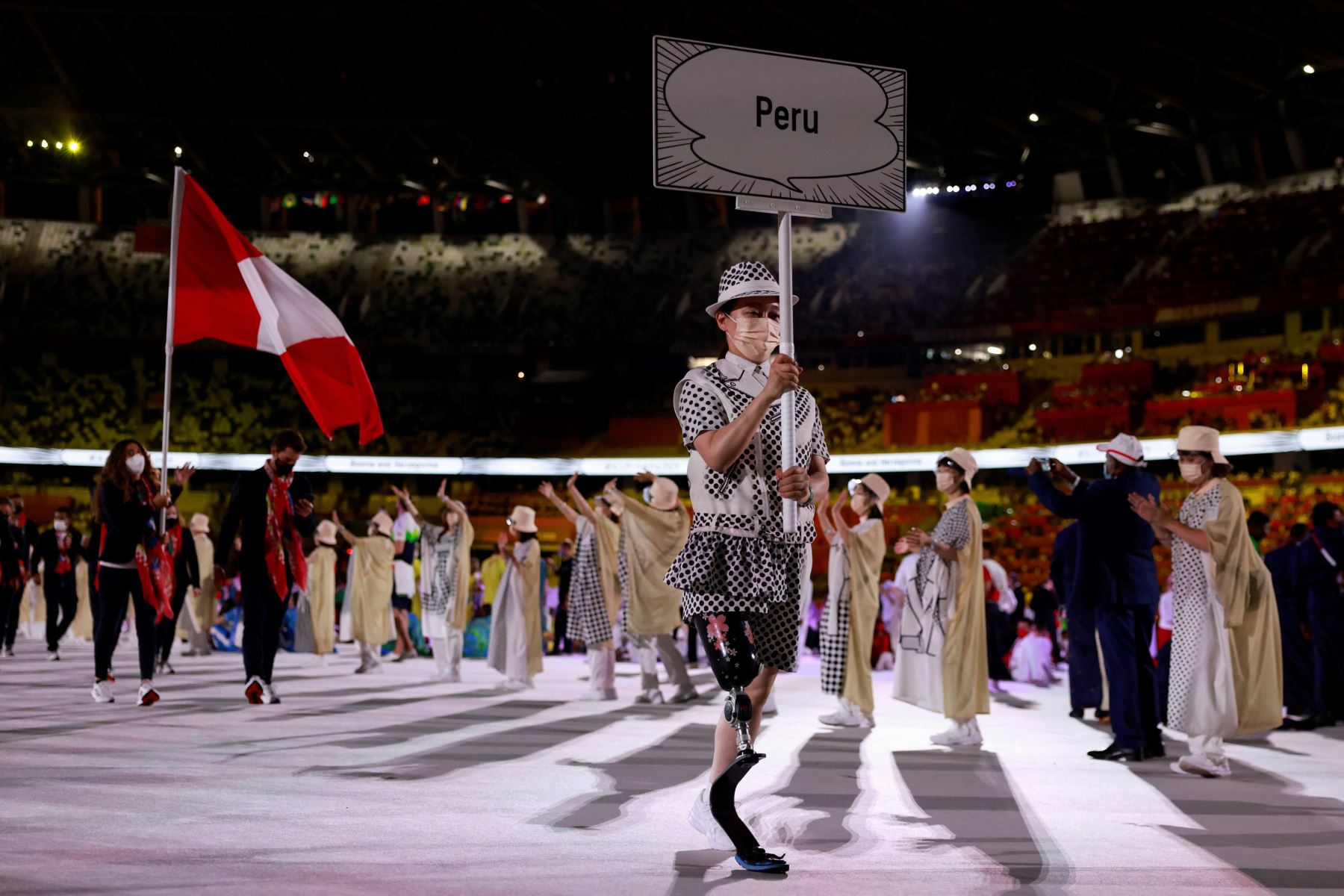 La abanderada peruana Daniella Rosas y Lucca Mesinas encabezan la delegación durante la ceremonia inaugural de los juegos olímpicos de Tokio 2020. Foto: AFP