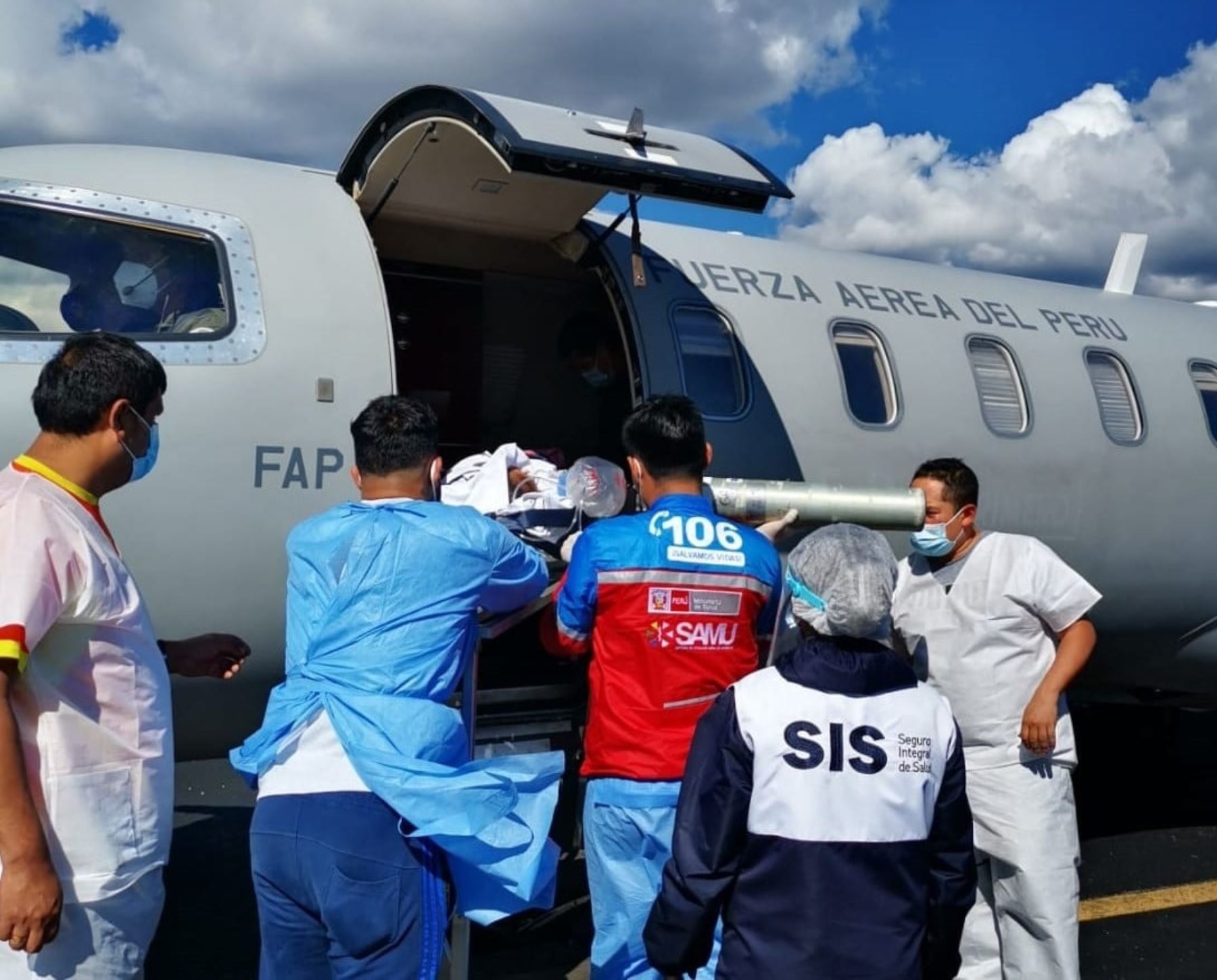Más de 1,400 asegurados salvaron la vida gracias a traslados aéreos de emergencia durante la pandemia de covid-19, informó el SIS.