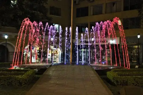 Municipalidad Metropolitana de Lima ilumina de rojo y blanco la pileta Perú por Fiestas Patrias. Foto: difusión.