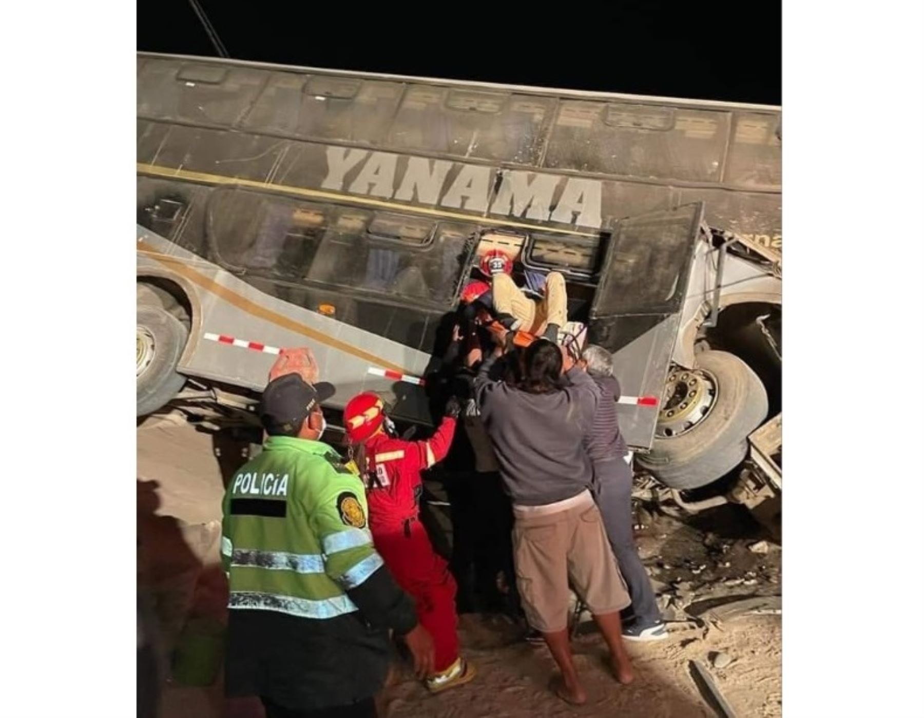 Un muerto y 23 heridos deja vuelco de ómnibus en carretera Arequipa-Camaná.
