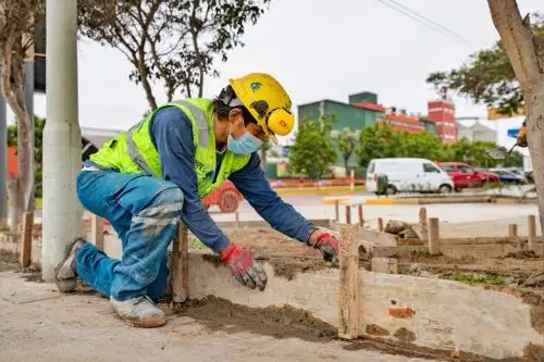 En las actividades participan ingenieros, técnicos y operarios, quienes cuentan con equipos de protección personal, como guantes, casco, calzado de seguridad, entre otros implementos. Foto: ANDINA/ Municipalidad Metropolitana de Lima.