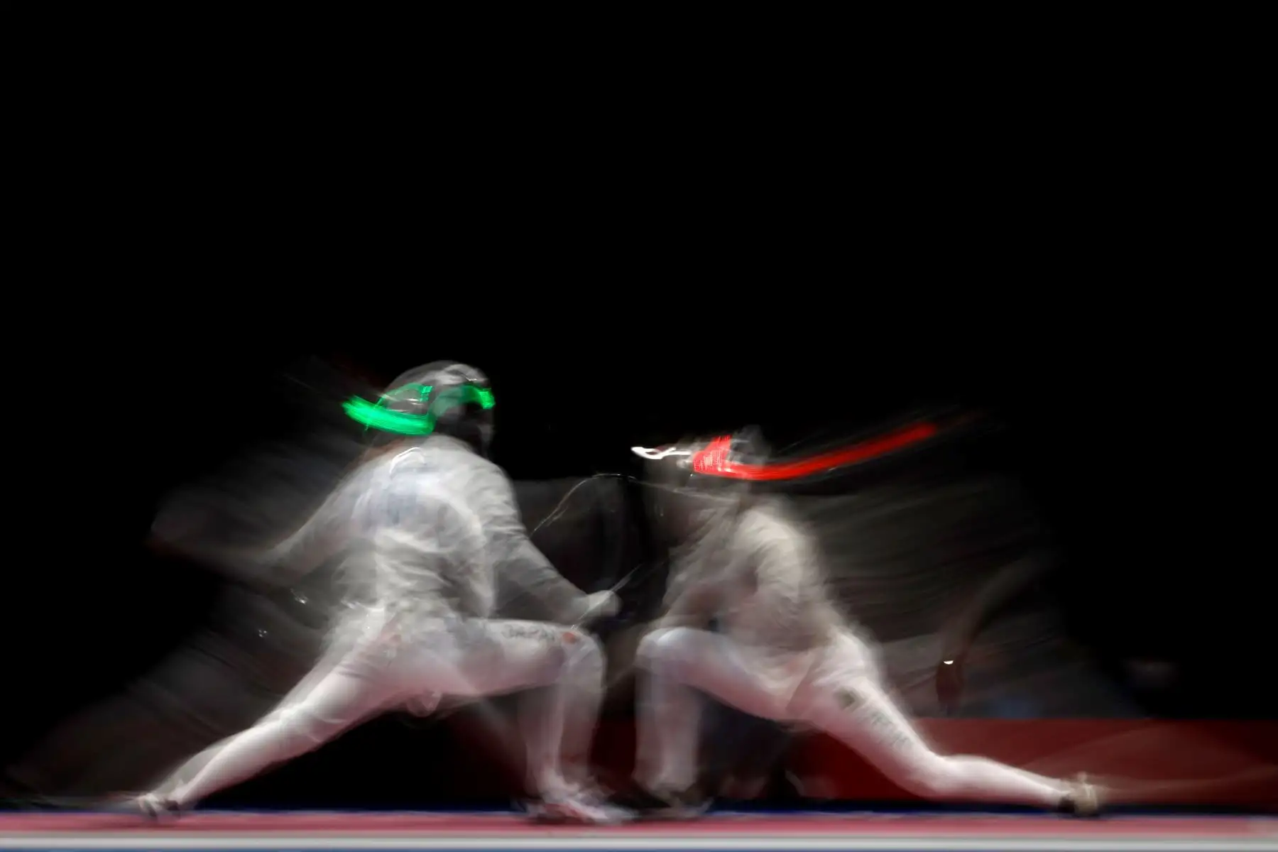 Kaito Streets de Japón en combate con Akram Bounabi de Argelia durante la ronda de 64 de sable individual masculino de Esgrima por los Juegos Olímpicos 2020, en Tokio, Japón. Foto: EFE