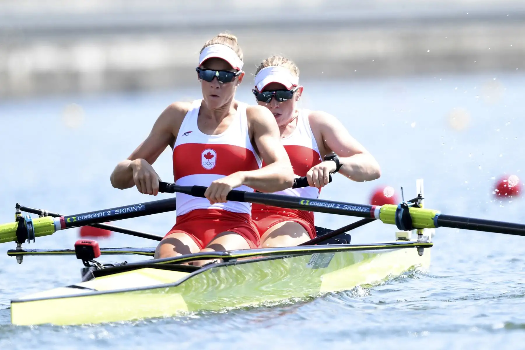 La canadiense Hillary Janssens y la canadiense Caileigh Filmer compiten en las eliminatorias de parejas femeninas durante los Juegos Olímpicos de Tokio 2020, en el Sea Forest Waterway, en Tokio. Foto: AFP