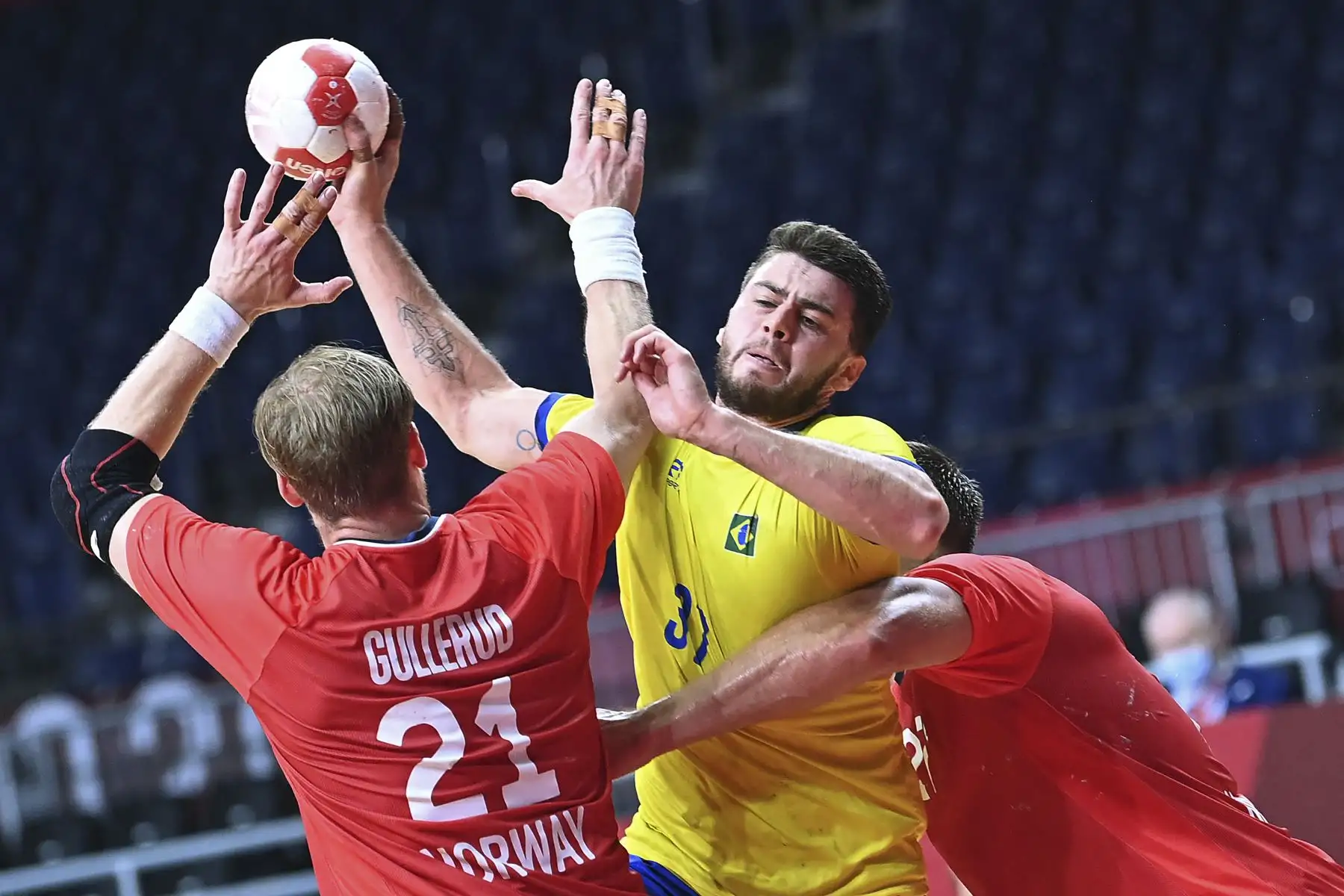 Haniel Langaro es desafiado durante el partido de balonmano por el grupo A de la ronda masculina entre Noruega y Brasil de los Juegos Olímpicos de Tokio 2020, en el Estadio Nacional Yoyogi, en Tokio. Foto: AFP
