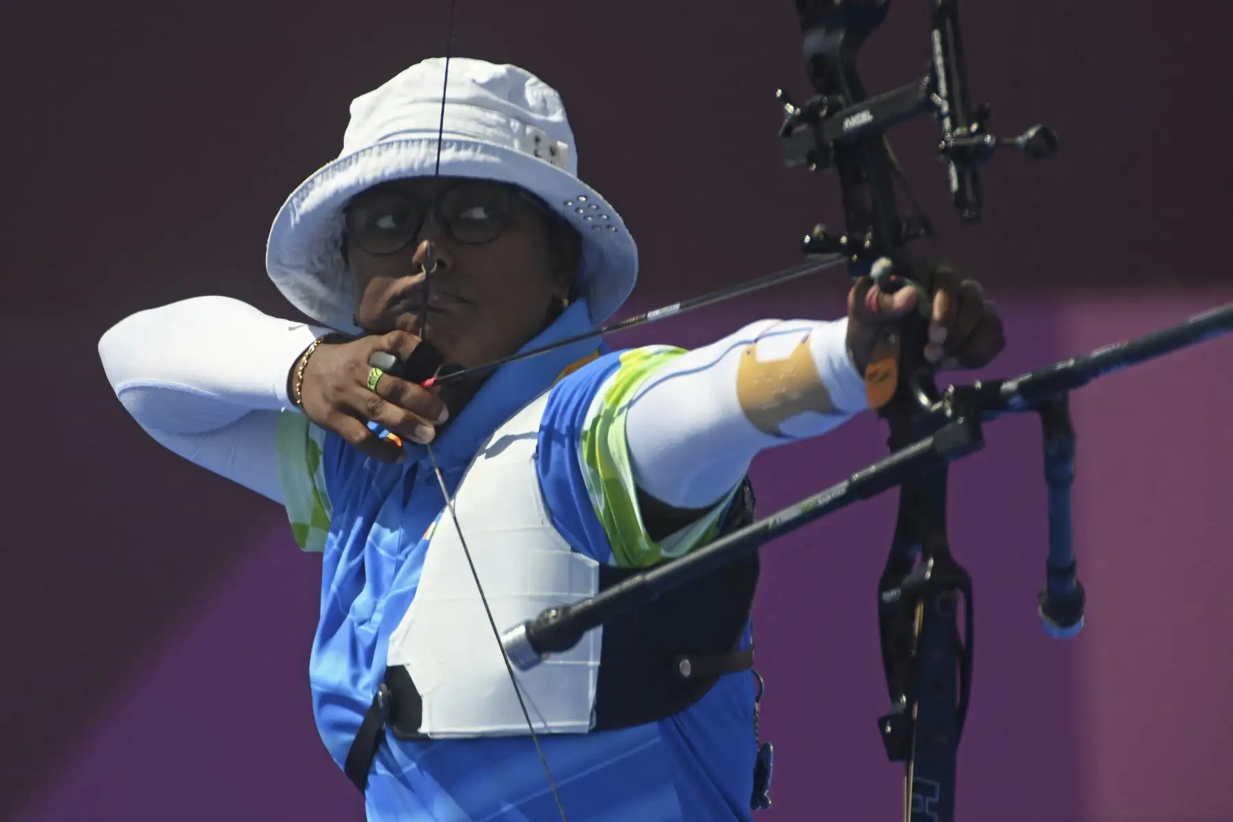 Deepika Kumari de India compite en un partido por equipos mixtos durante los Juegos Olímpicos de Tokio 2020, en el campo de tiro con arco del parque Yumenoshima, en Tokio. Foto: AFP