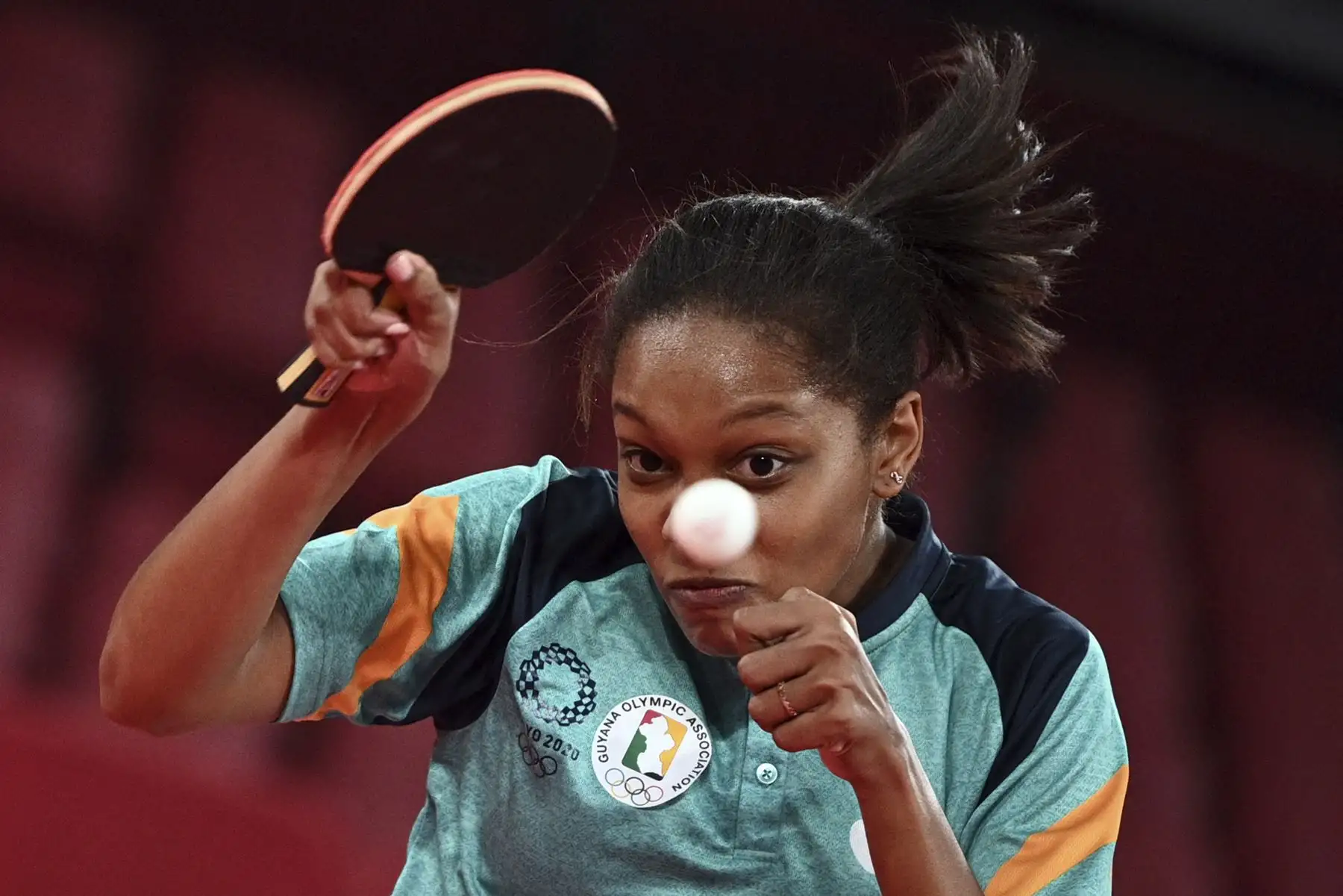 Chelsea Edghill de Guyana dispara contra Sally Yee de Fiyi durante su partido de tenis de mesa de la ronda preliminar de mujeres, en el Gimnasio Metropolitano de Tokio, durante los Juegos Olímpicos de Tokio 2020. Foto: AFP