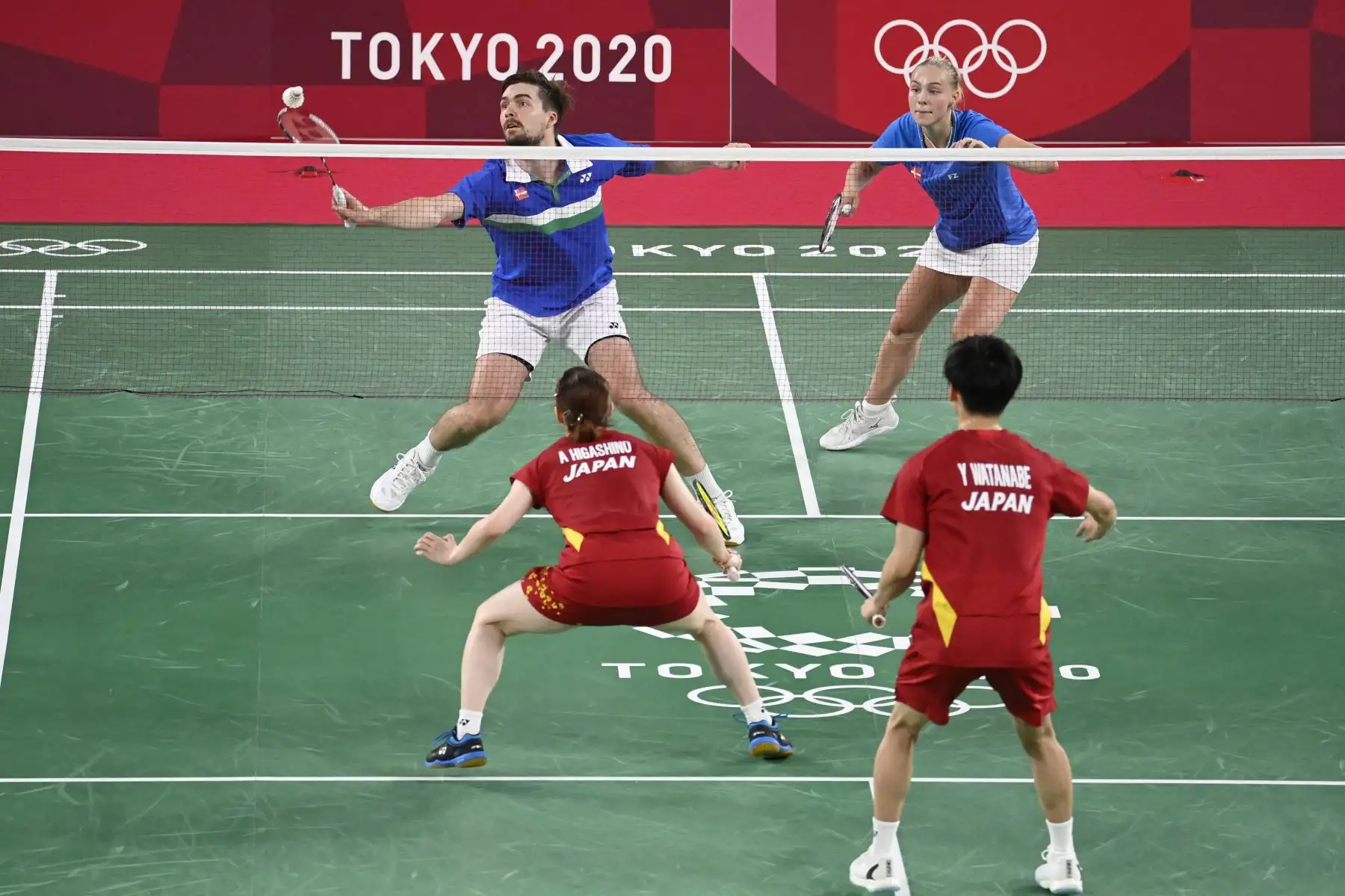 Mathias Christiansen de Dinamarca golpea un tiro junto a la danesa Alexandra Boje durante epartido de la fase de grupos de bádminton de dobles mixtos contra Japón por los Juegos Olímpicos de Tokio. Foto: AFP