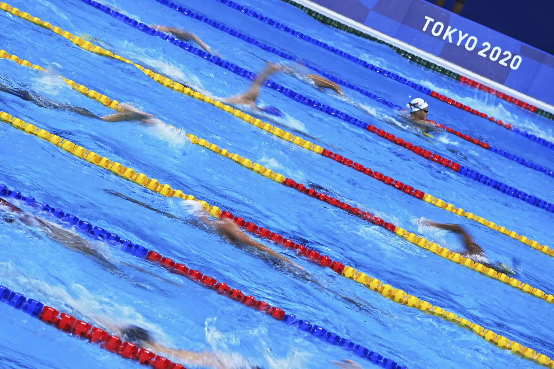 Los atletas participan en una sesión de entrenamiento de natación en el Centro Acuático de Tokio. Foto: AFP