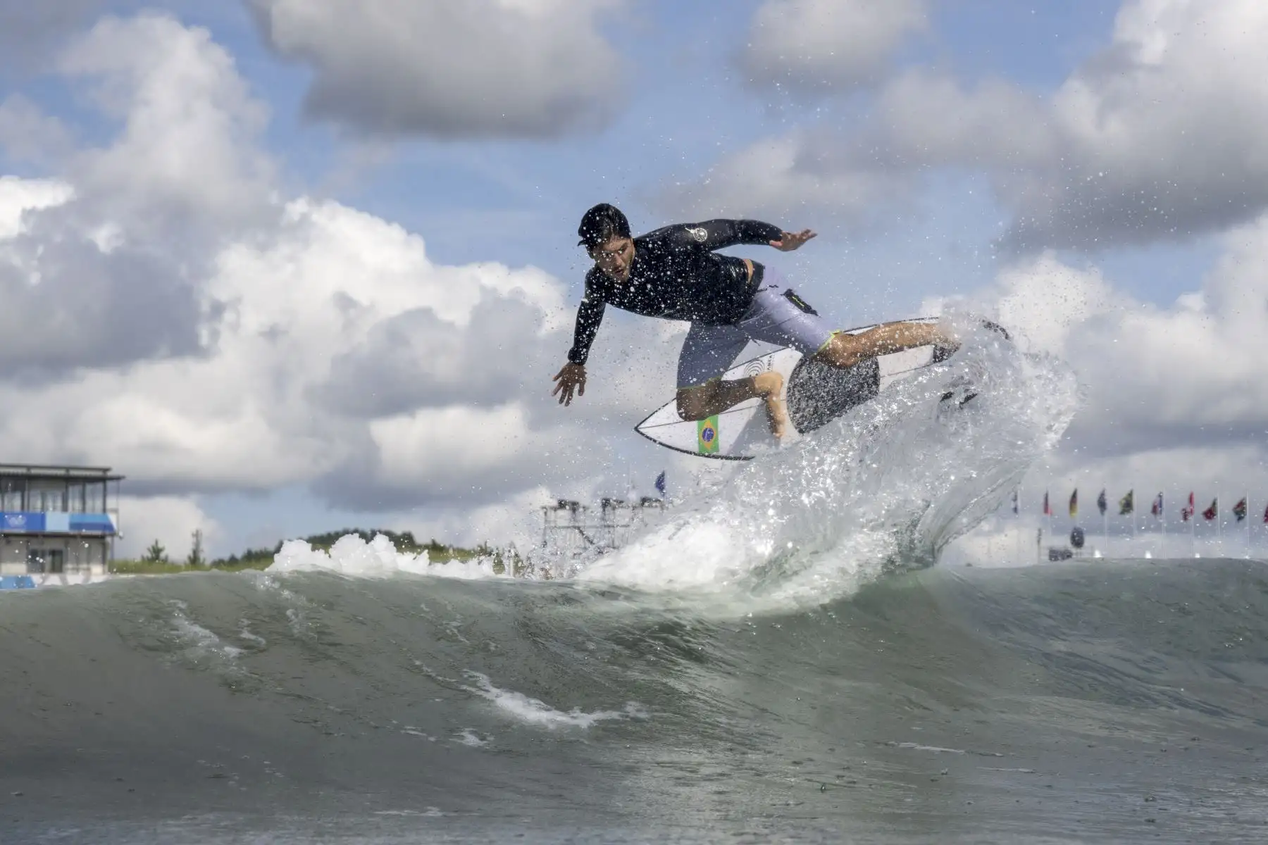 El brasileño Gabriel Medina monta una ola durante una sesión de entrenamiento en la playa de surf Tsurigasaki, en Chiba, durante los Juegos Olímpicos de Tokio 2020. Foto: AFP