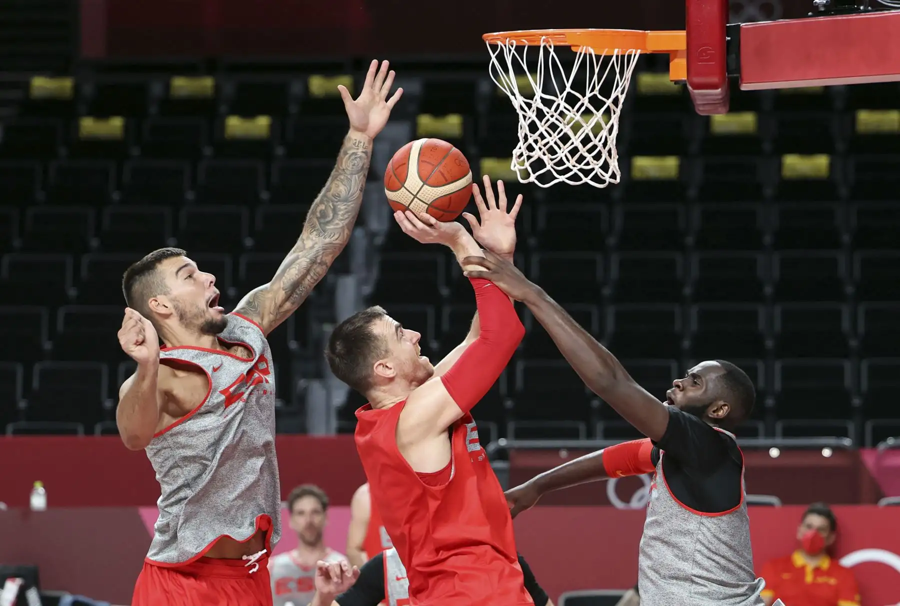 Usman Garuba de España, Willy Hernangomez y Pierre Oriola asisten a una sesión de entrenamiento de baloncesto en el Saitama Super Arena, en Saitama, Japón, durante los Juegos Olímpicos de Tokio 2020. Foto: AFP