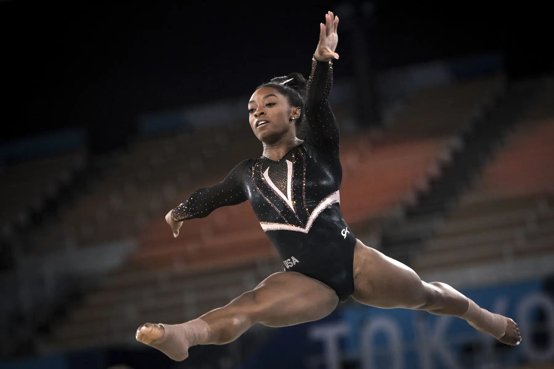 La gimnasta estadounidense Simone Biles practica su piso durante una sesión de entrenamiento en el Centro de Gimnasia Ariake durante los Juegos Olímpicos de Tokio 2020. Foto: AFP