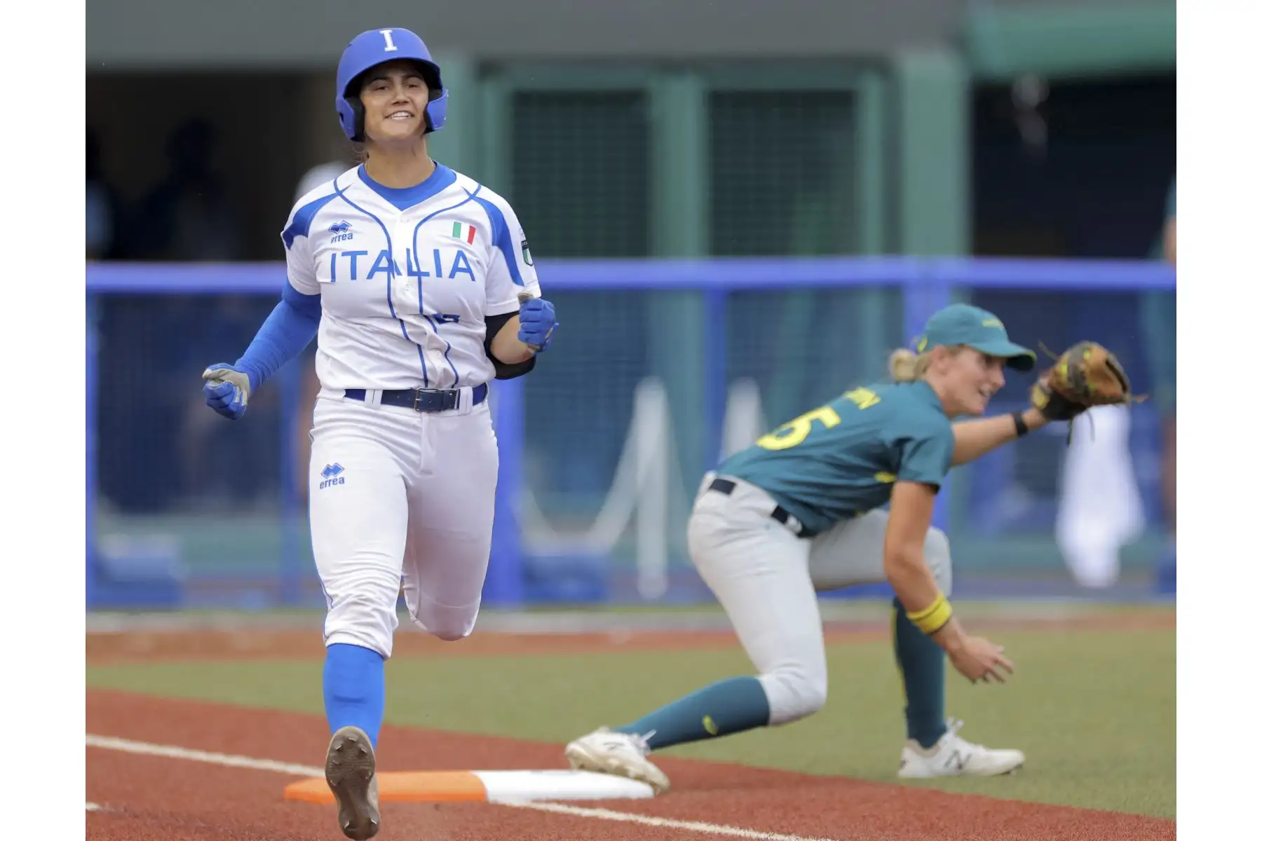La italiana Giulia Koutsoyanopulos pasa por la primera base y da una sesión durante la sexta entrada de la ronda inaugural de softbol de los Juegos Olímpicos de Tokio 2020, en el estadio de fútbol Fukushima Azuma, Japón. Foto: AFP